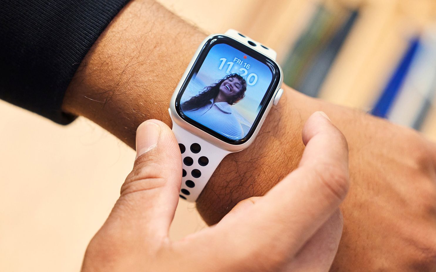 Apple Watch SE on a left wrist and showing the home screen.