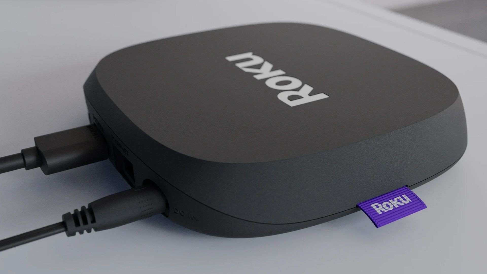 Roku Ultra LT với dây cáp được kết nối trên bàn trắng.