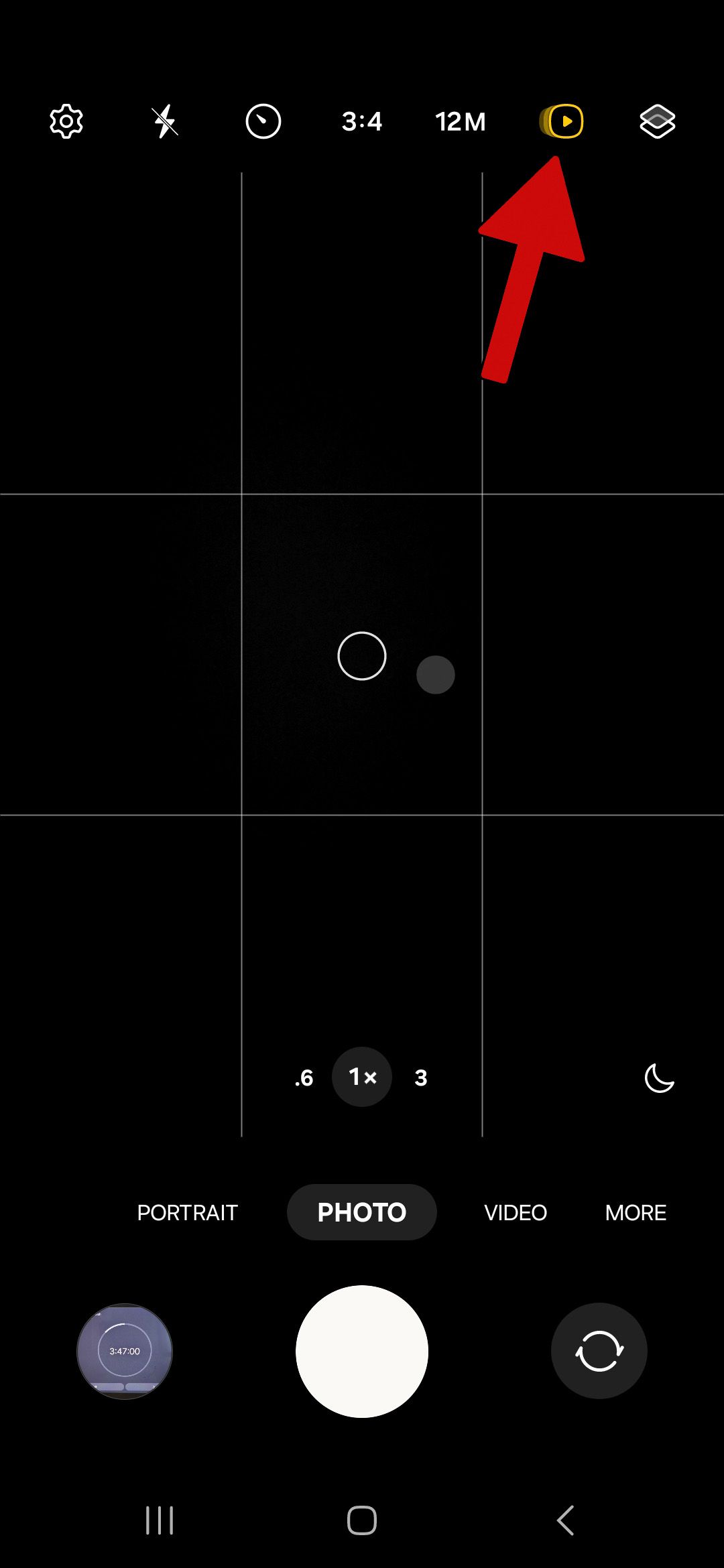 screenshot-of-samsung-camera-app-black-screen-red-arrow-pointing-at-motion-photo-button