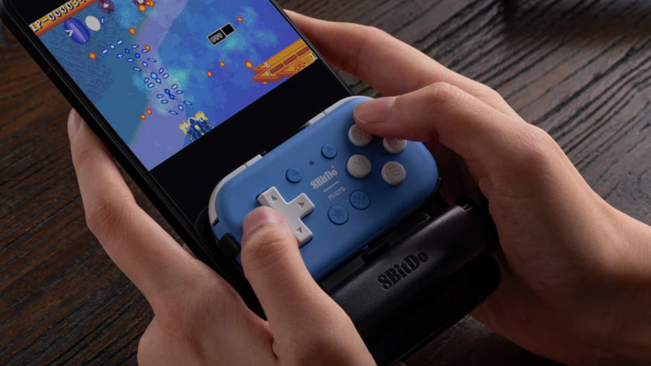 Person using 8BitDo Micro/Zero2 clip