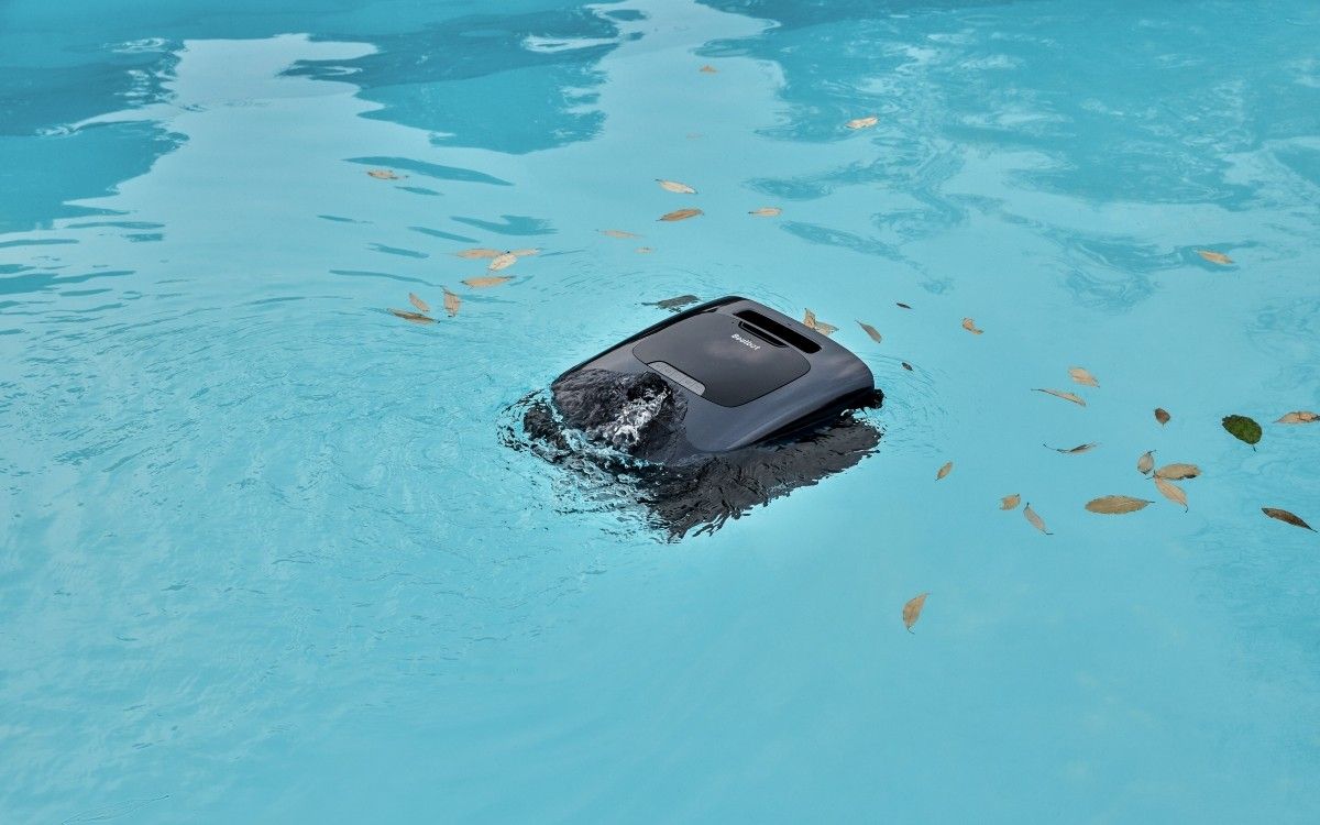 AquaSense 2 Ultra detecting leaves in a pool