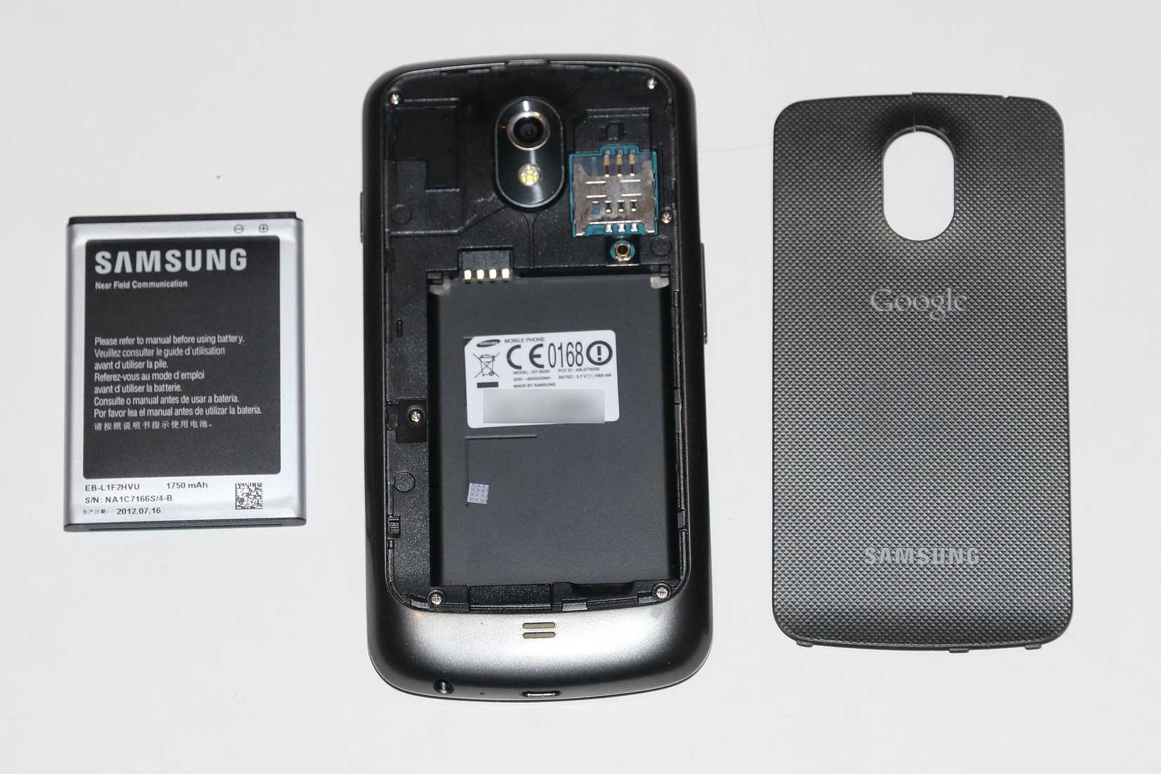 Samsung Galaxy Nexus: Arka kapağı ve bataryası çıkarılmış durumda