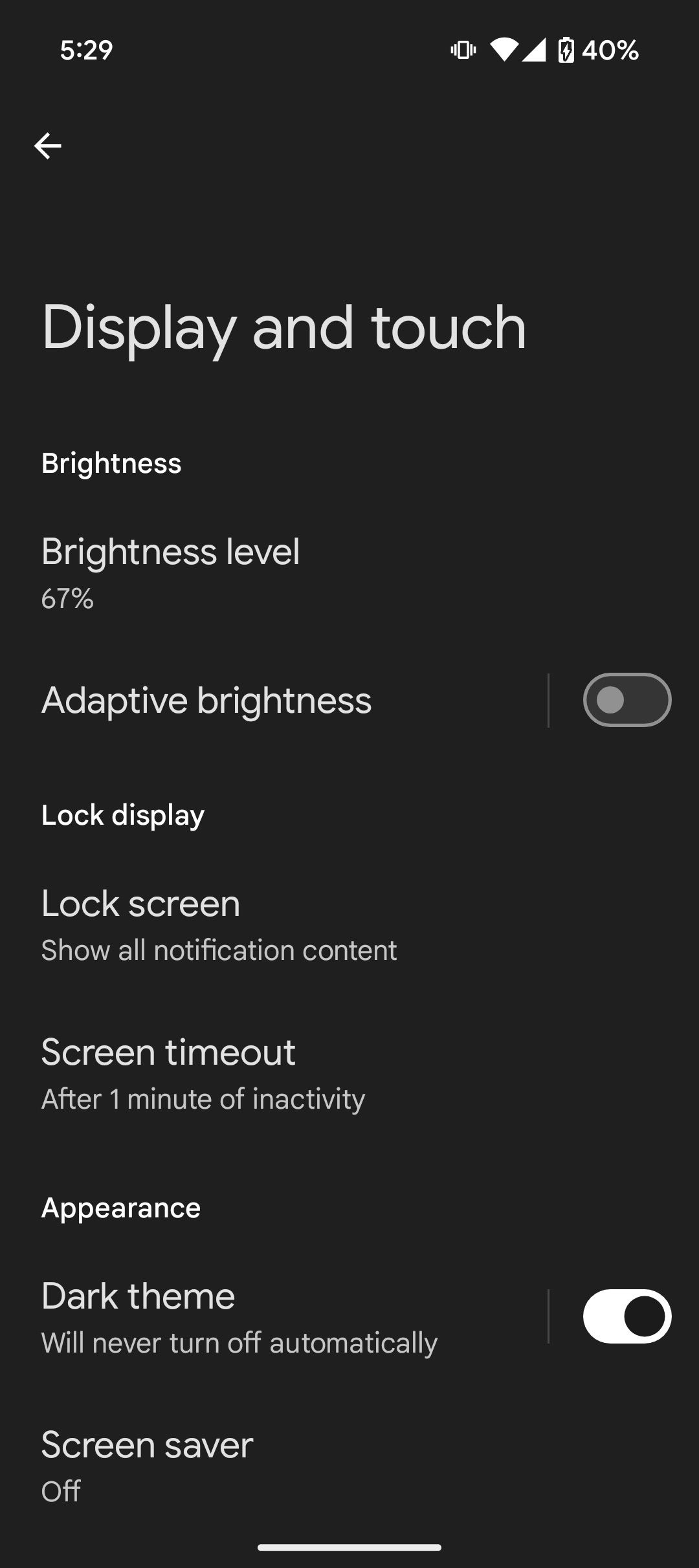 Display settings showing brightness, lock screen, and dark theme options