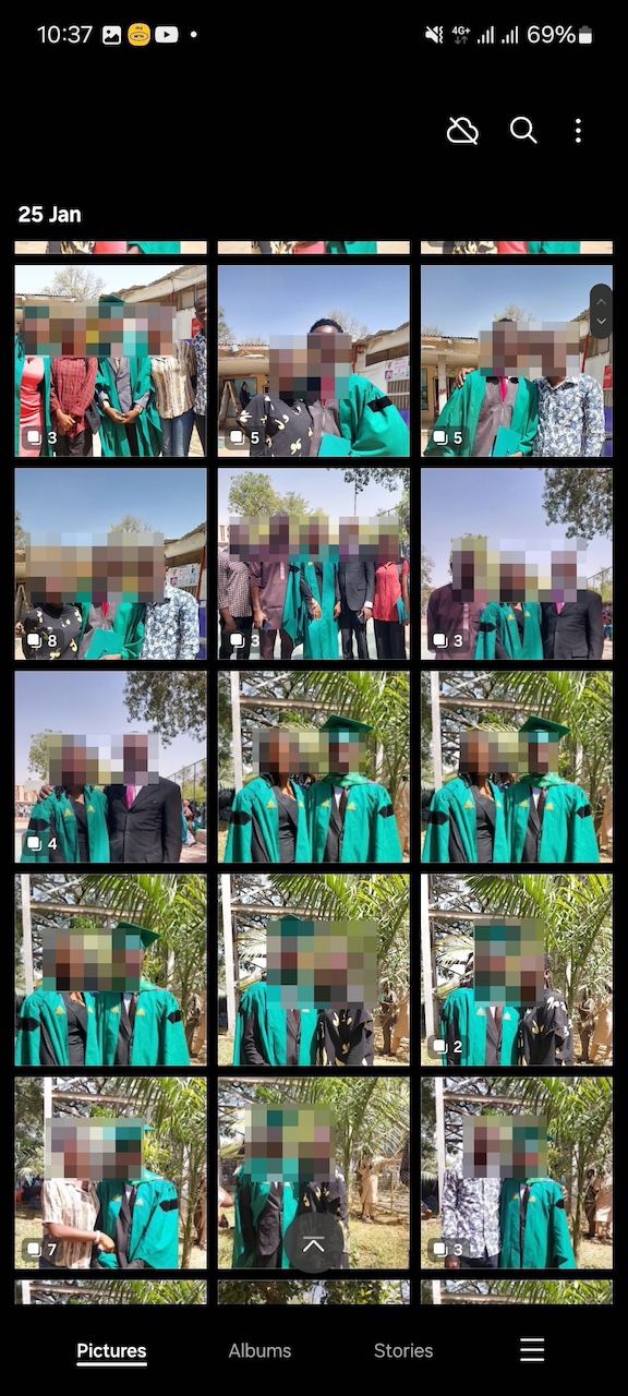 Multiple grouped images indicated in Samsung Gallery with square icons