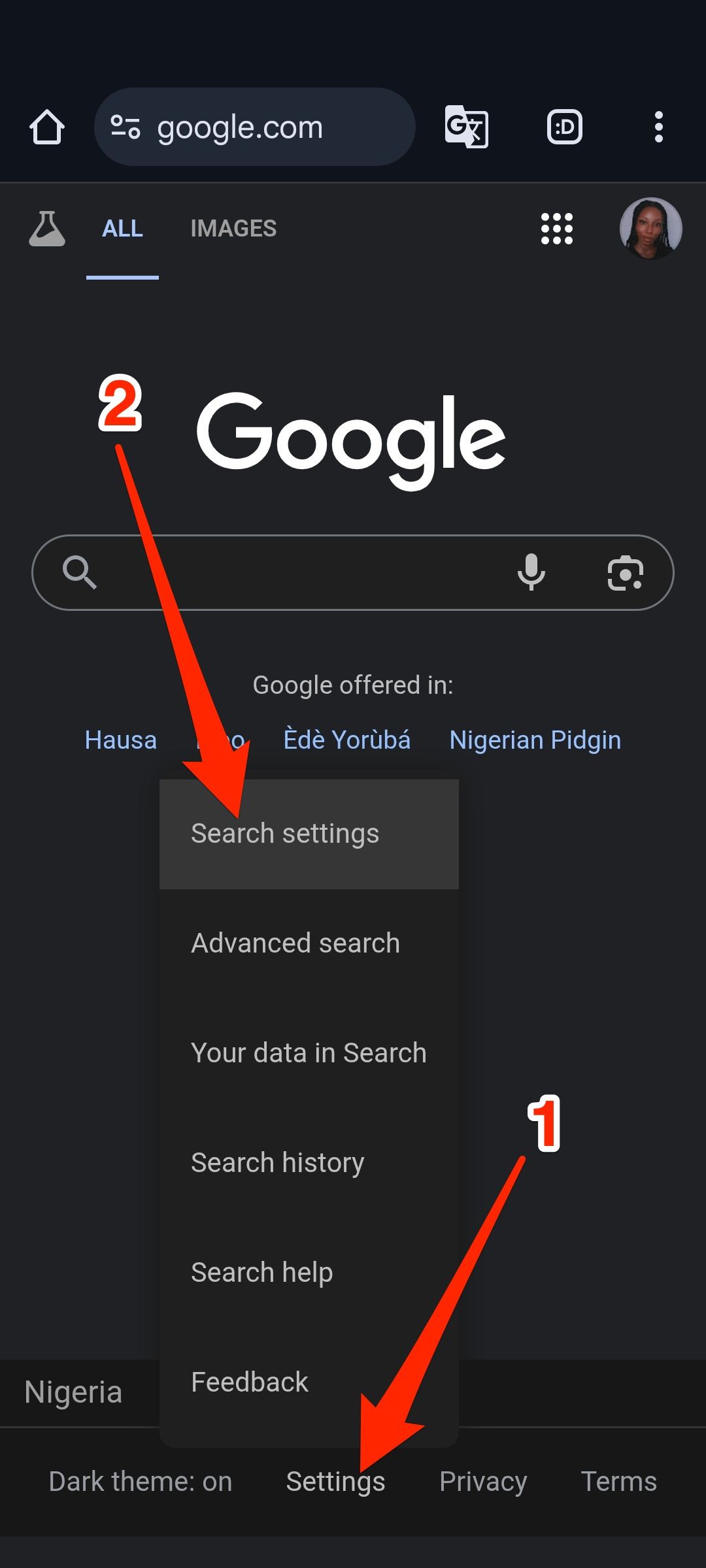 Red arrows highlighting search settings options on Google Chrome homepage