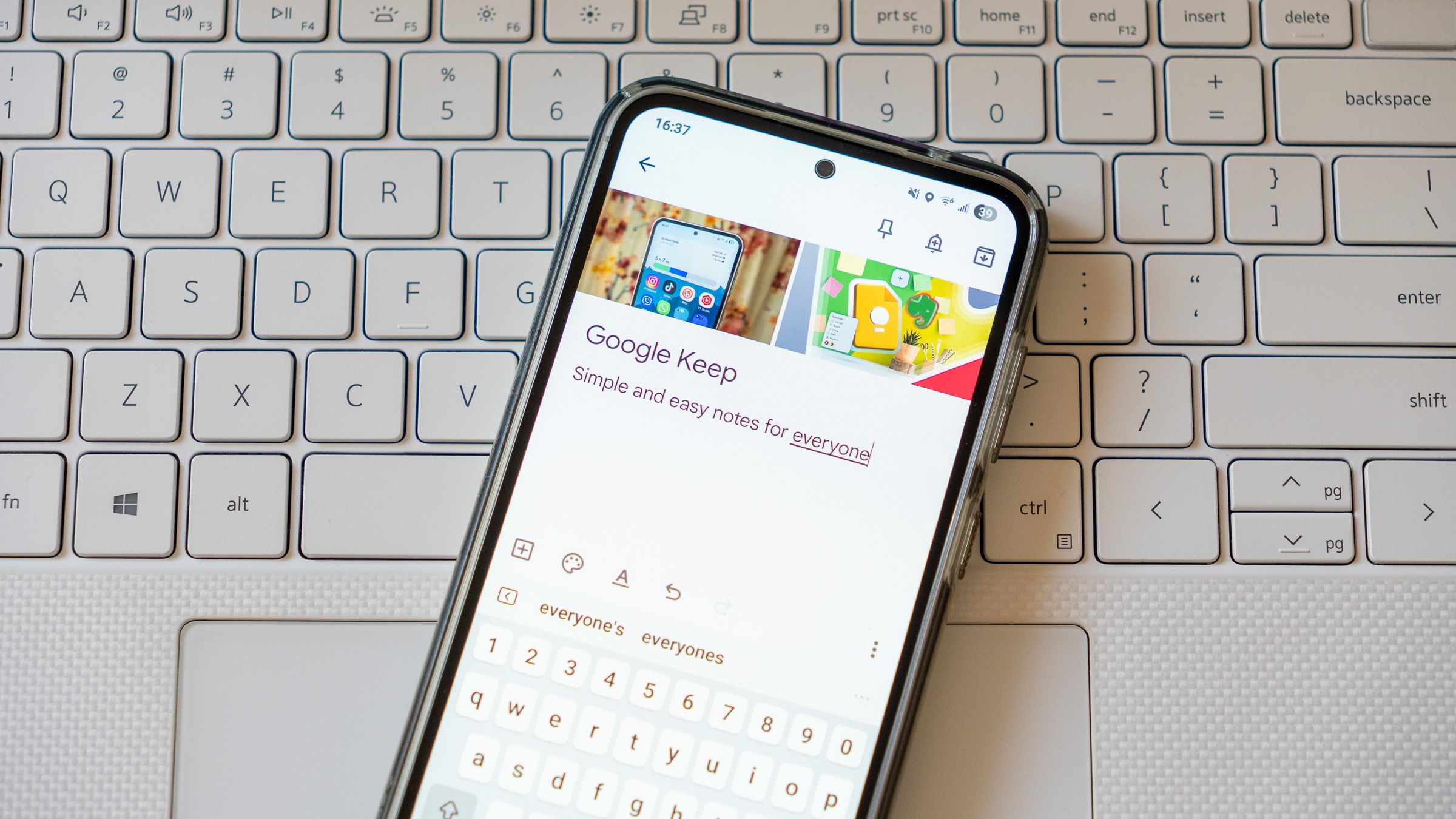 Uma nota de Keep do Google exibida em um telefone em uma placa de teste de laptop