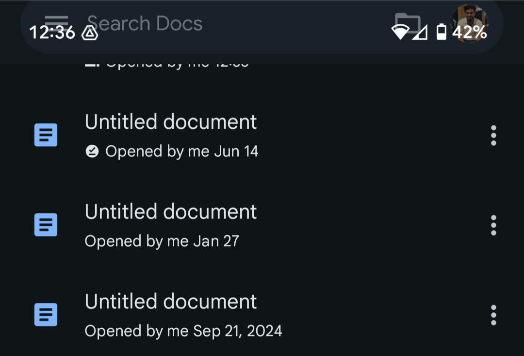 一个屏幕截图,显示堆叠在Google Docs应用程序和其他元素的搜索栏上的法定栏图标