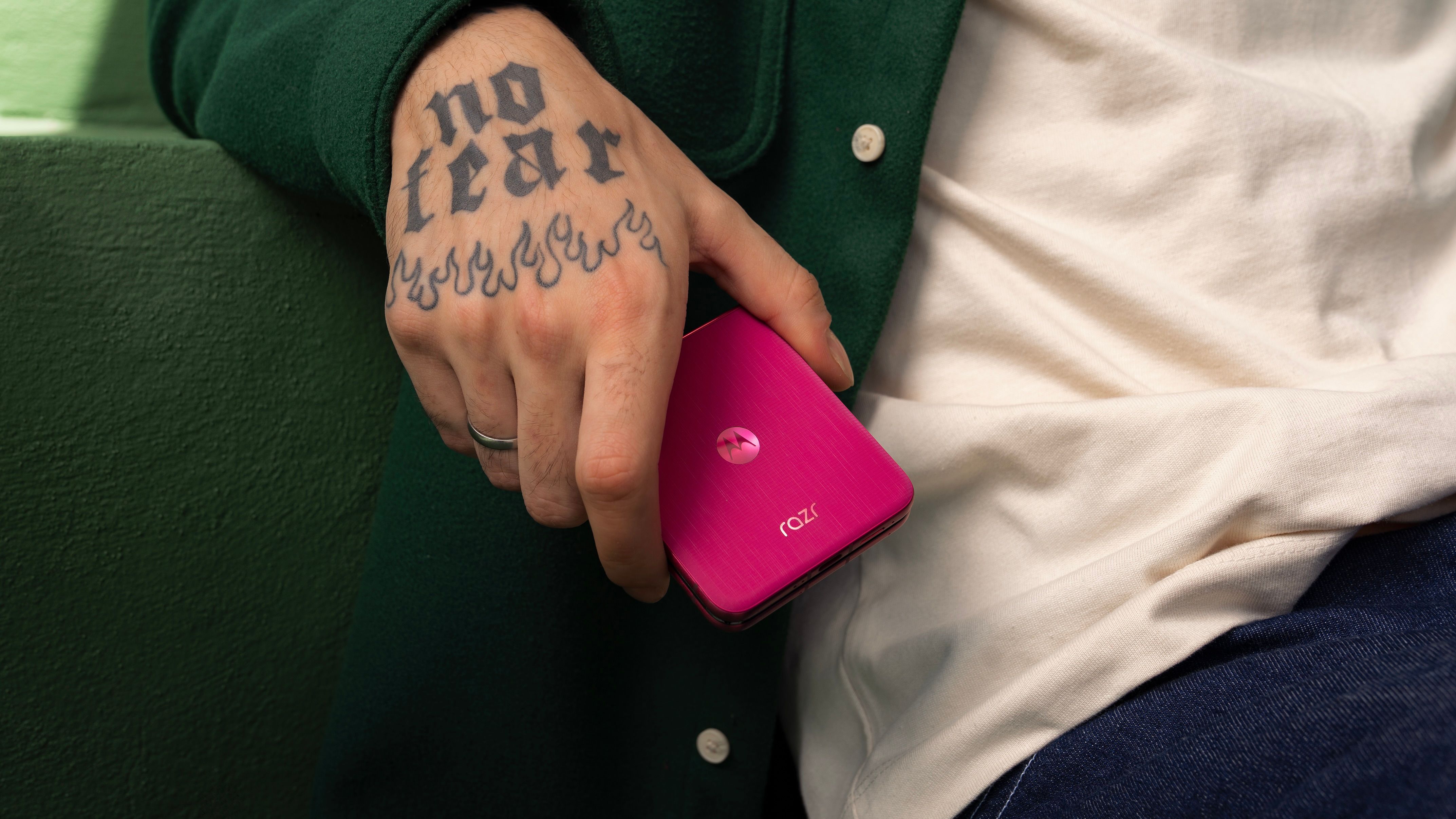 moto-razr-60-ultra-pink