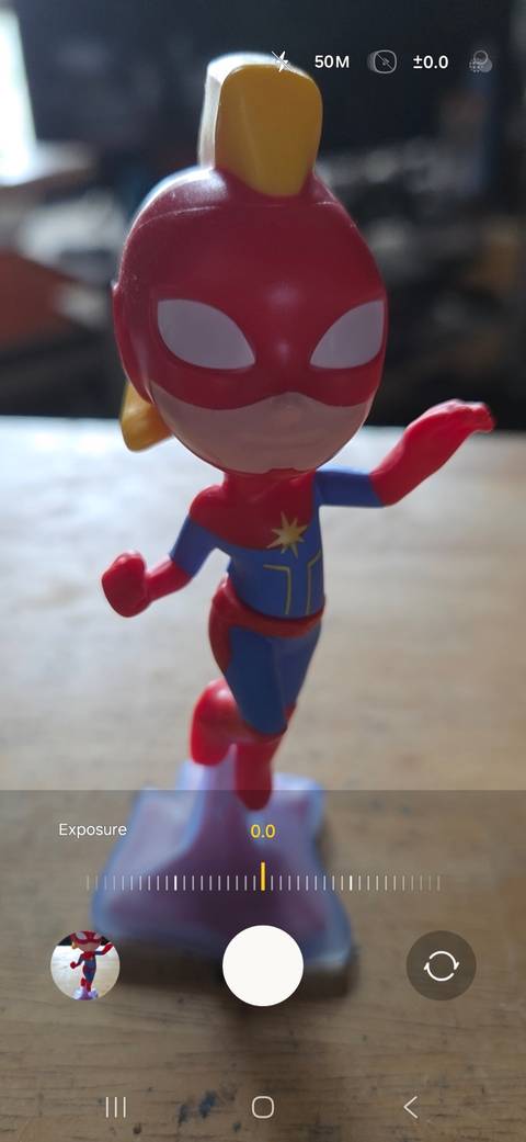 Taking an image after adjusting the exposure back to default value while auto HDR is on