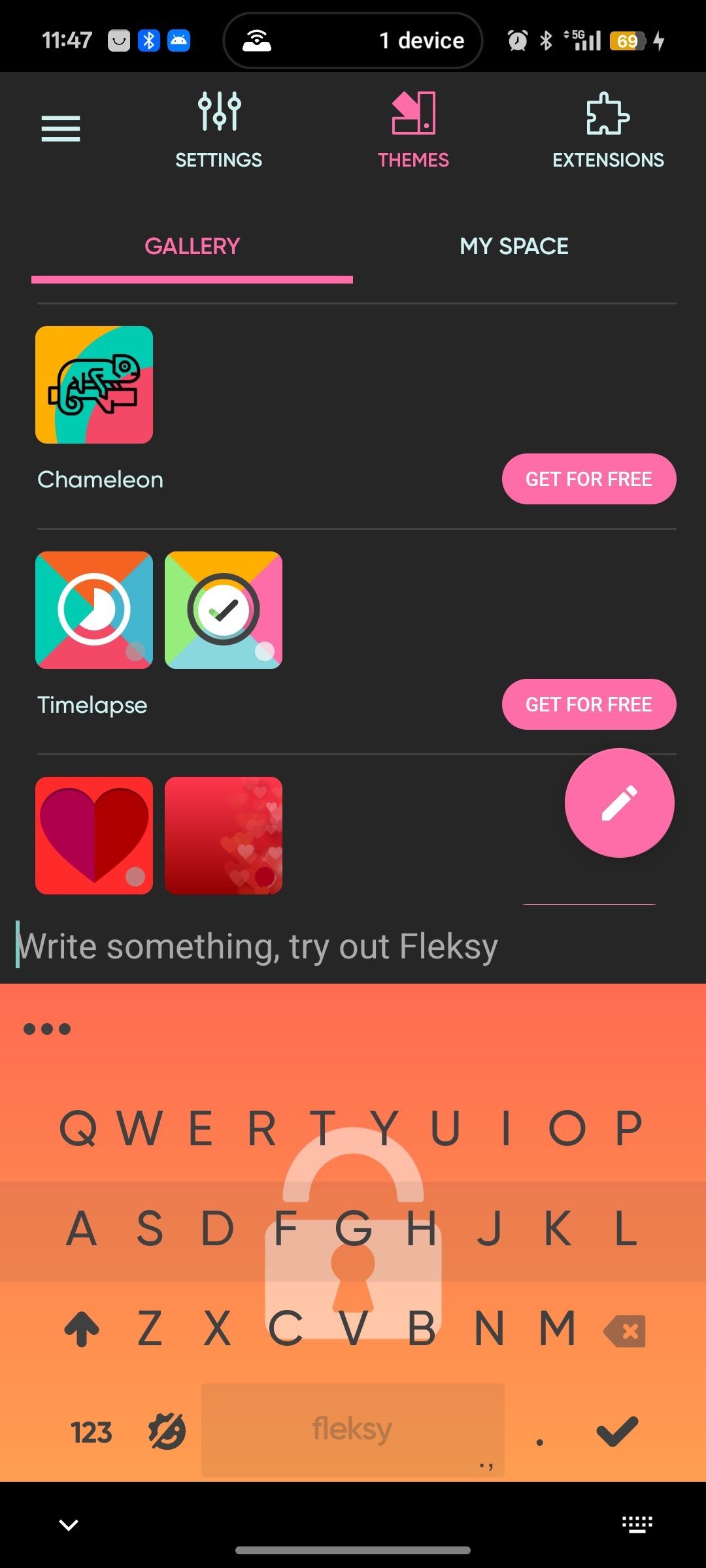 Fleksy键盘开放,带有彩色背景主题选择,上面显示在画廊菜单中