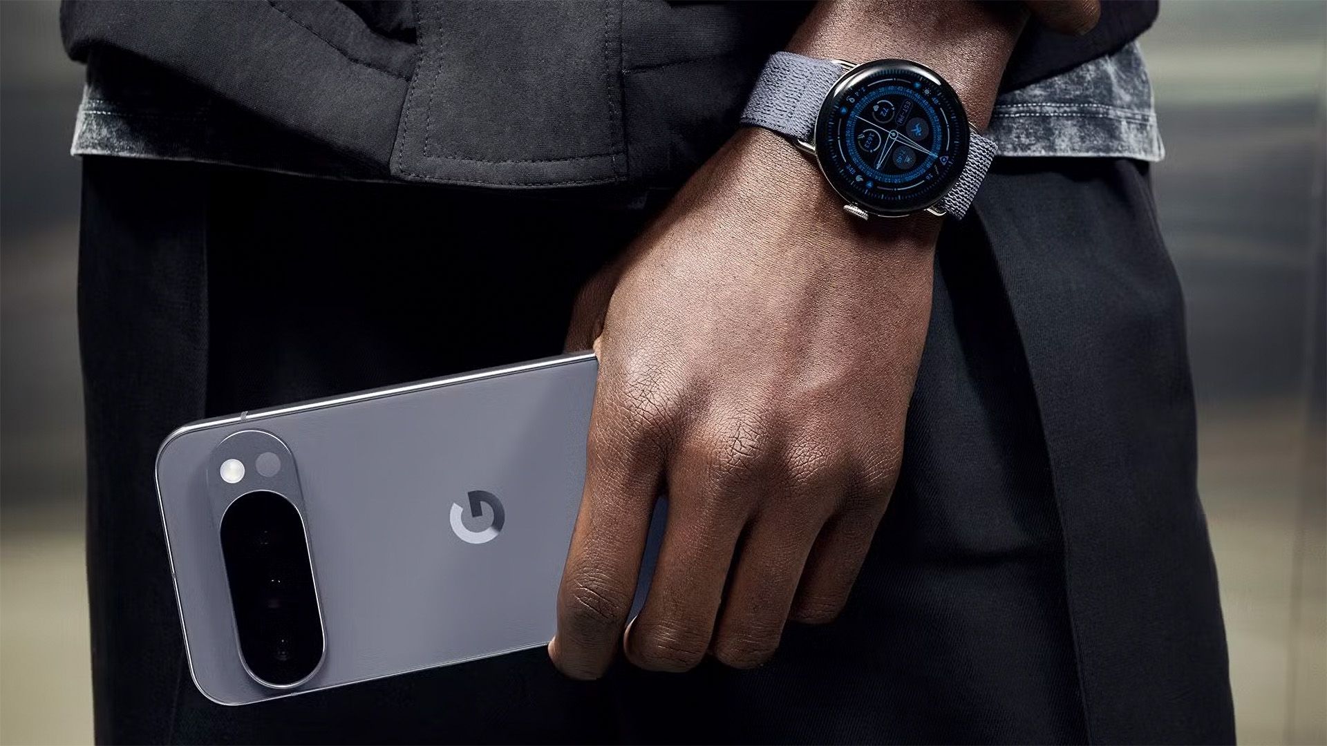 Um homem com um Pixel 10 Pronstone Pro e usa um relógio de pixels combinando 4.