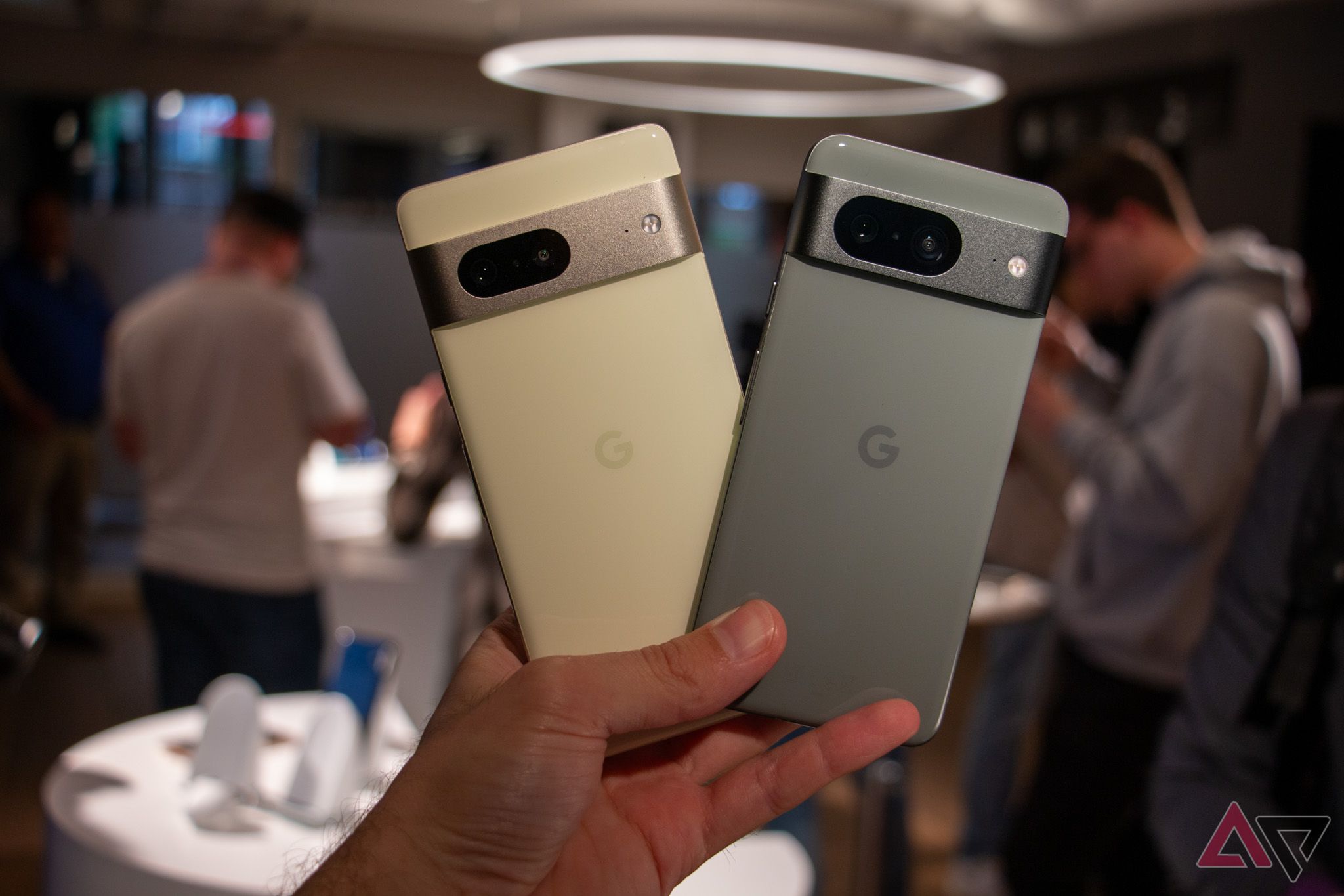 google-pixel-7-vs-google-pixel-8-in-hand-1