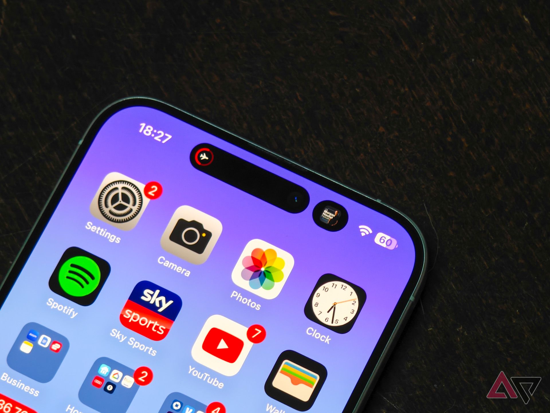 Dynamic Island showing two icons split