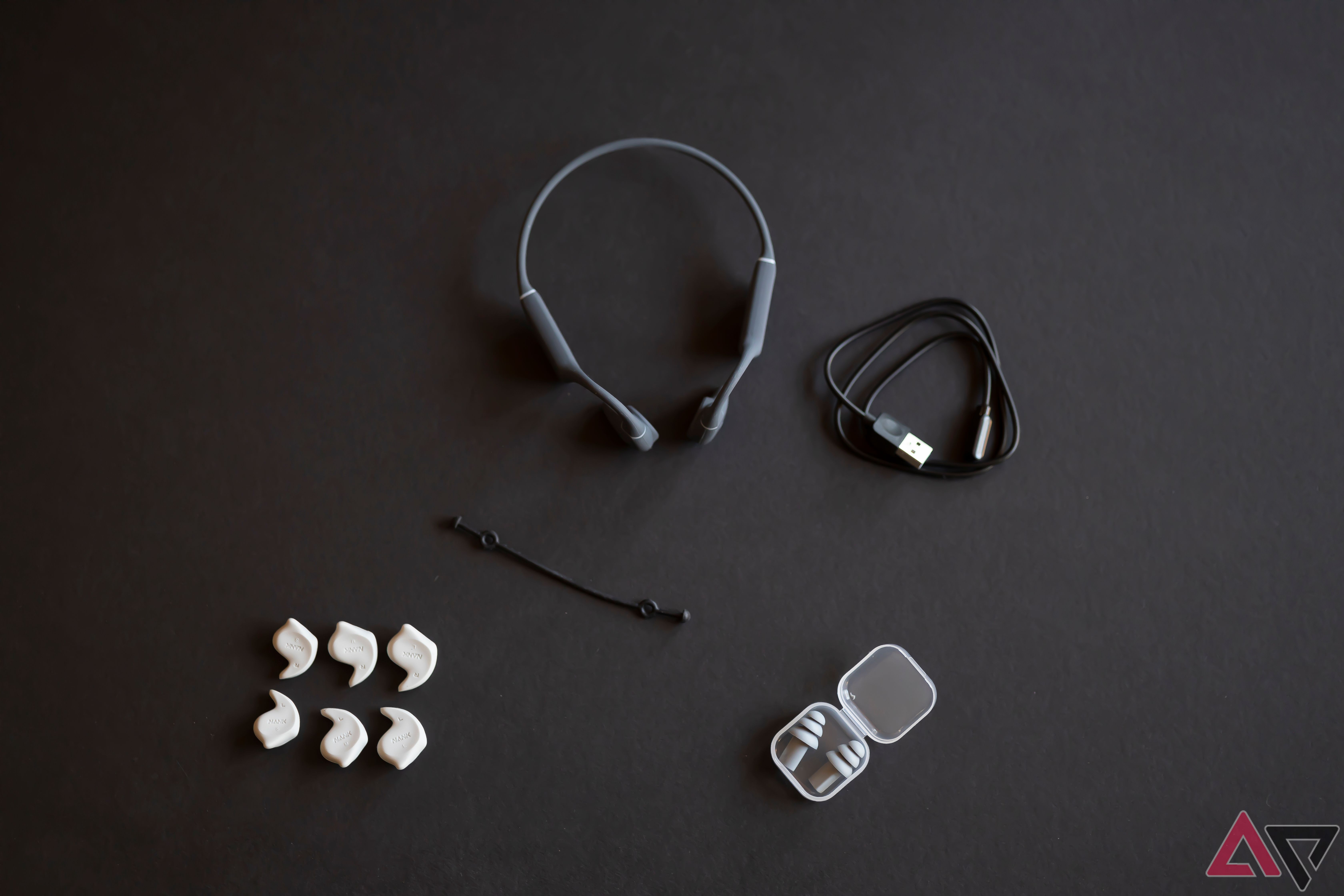 Naenka Runner Diver 2 headphones and accessories on black background