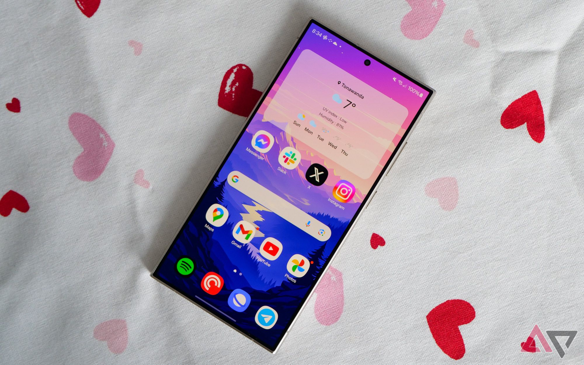 A Samsung Galasy S24 Ultra against a white background with red and pink hearts