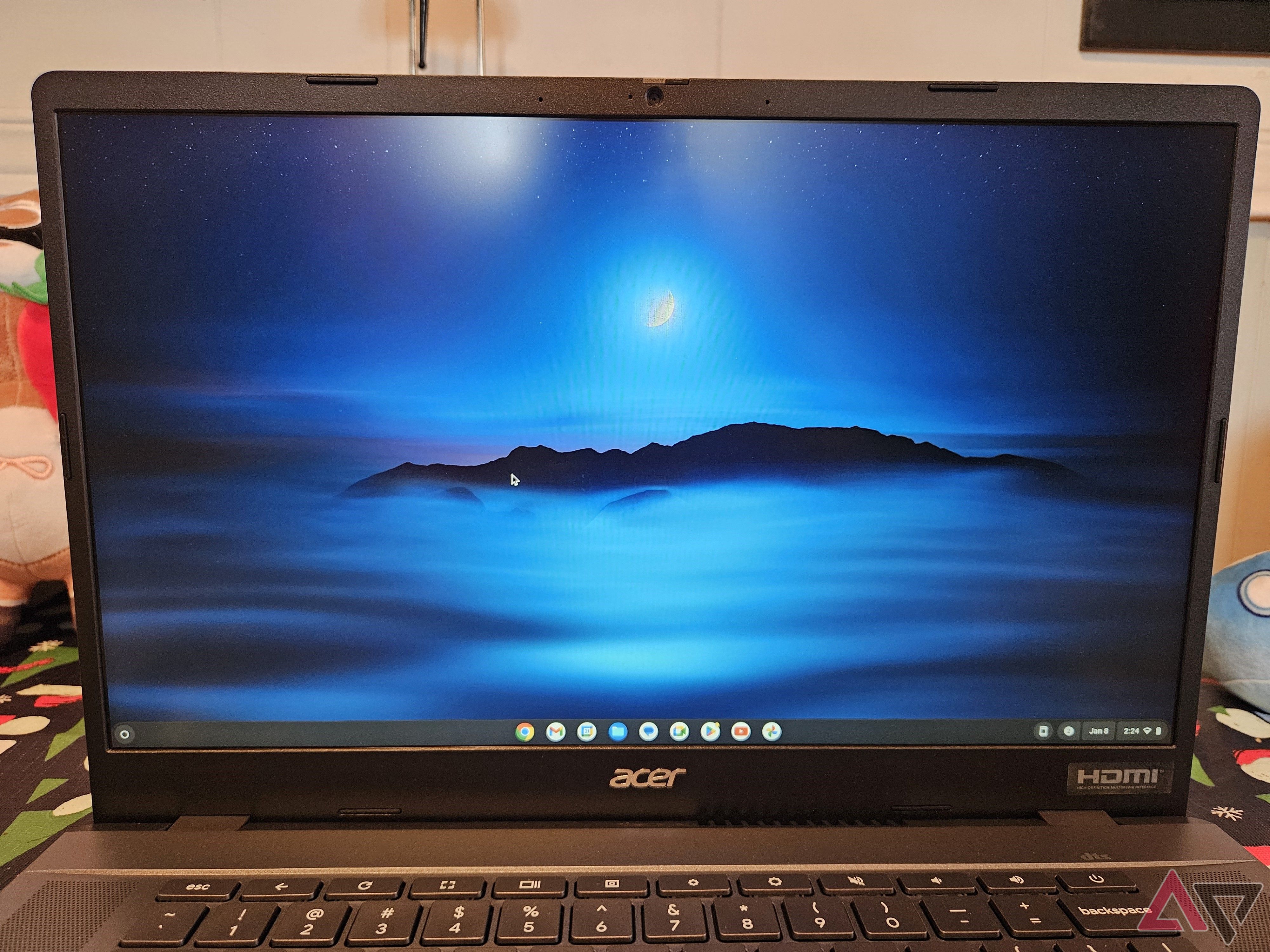 home screen and zoomed in screen display of the acer chromebook plus 515