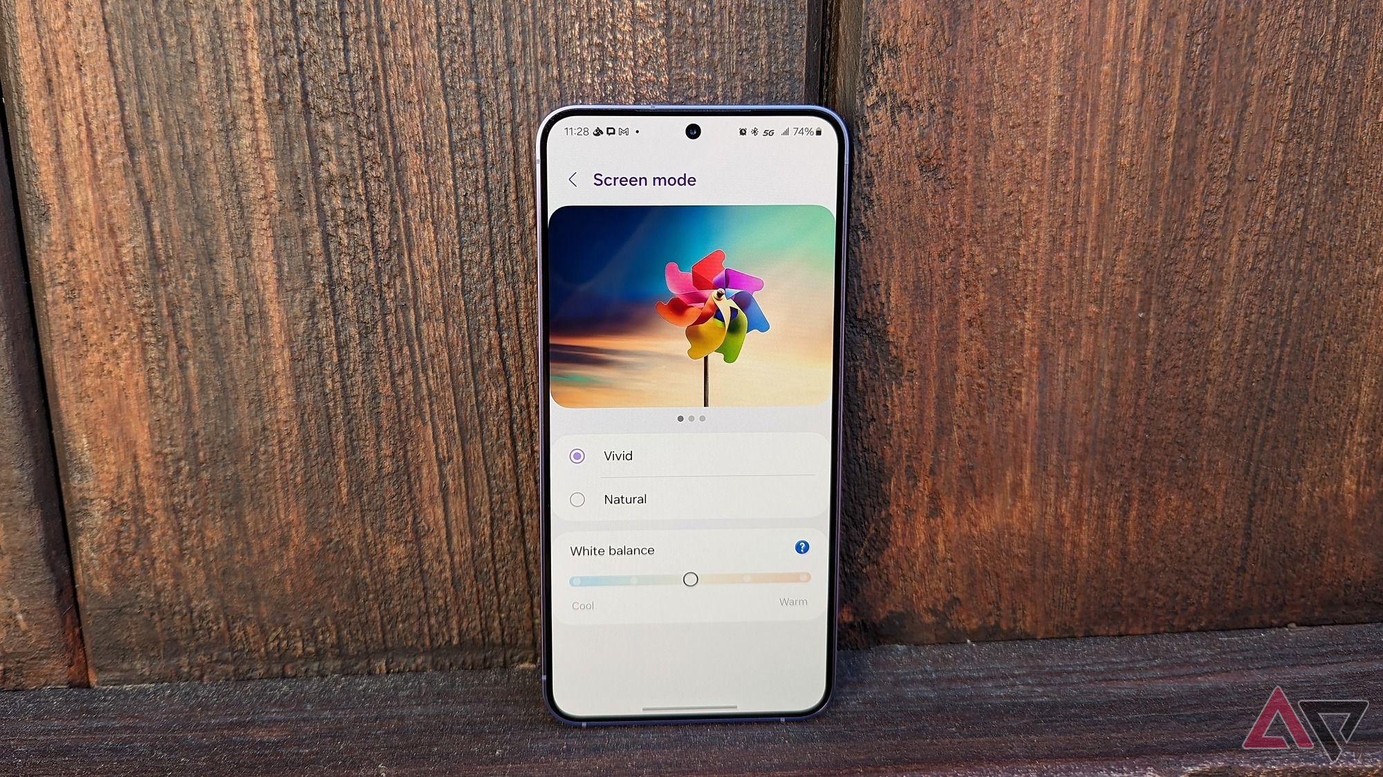 Screen mode settings page on the Samsung Galaxy S24 against a wood backdrop