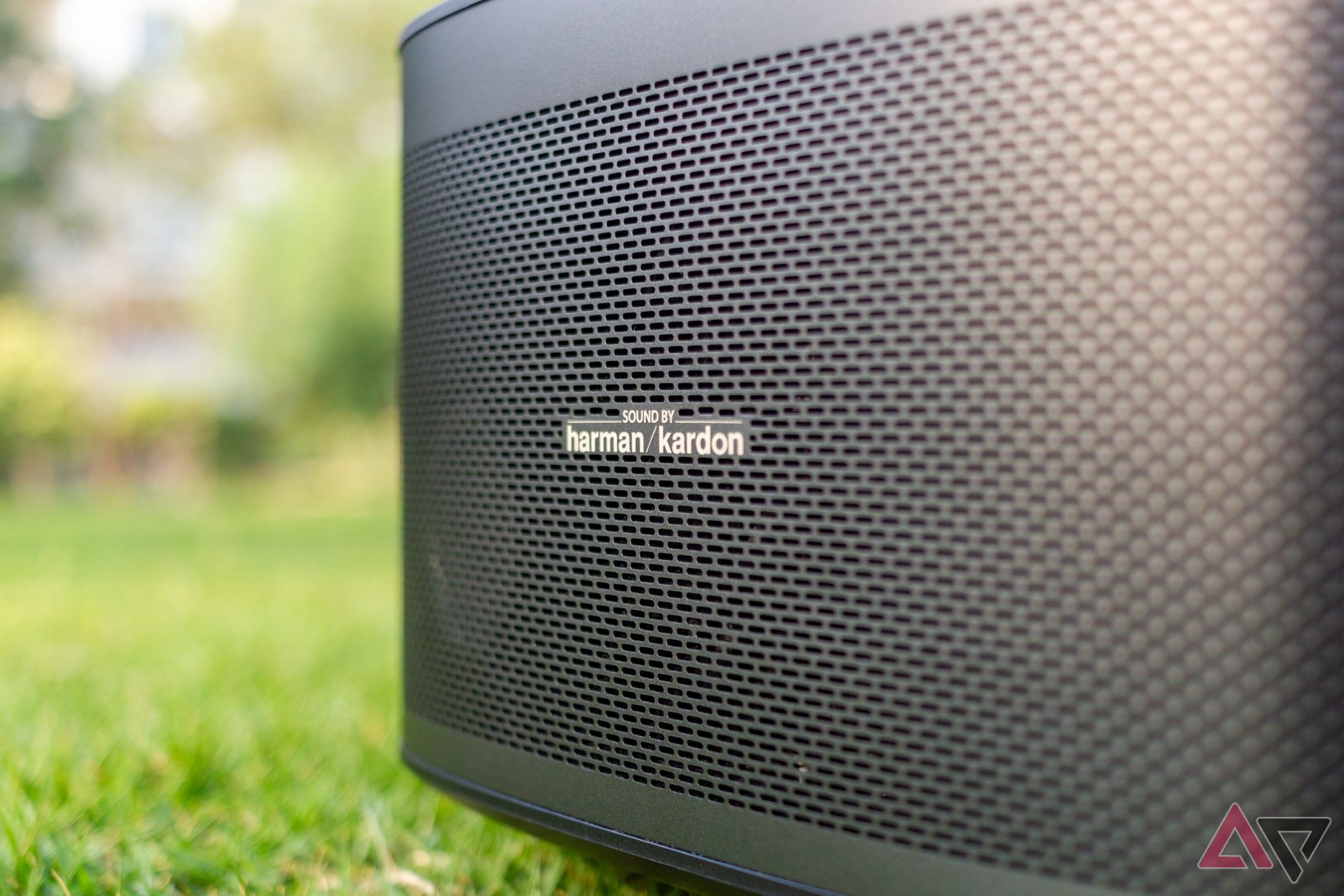 Side speaker grille of the Xgimi Horizon Pro with Harman Kardon branding