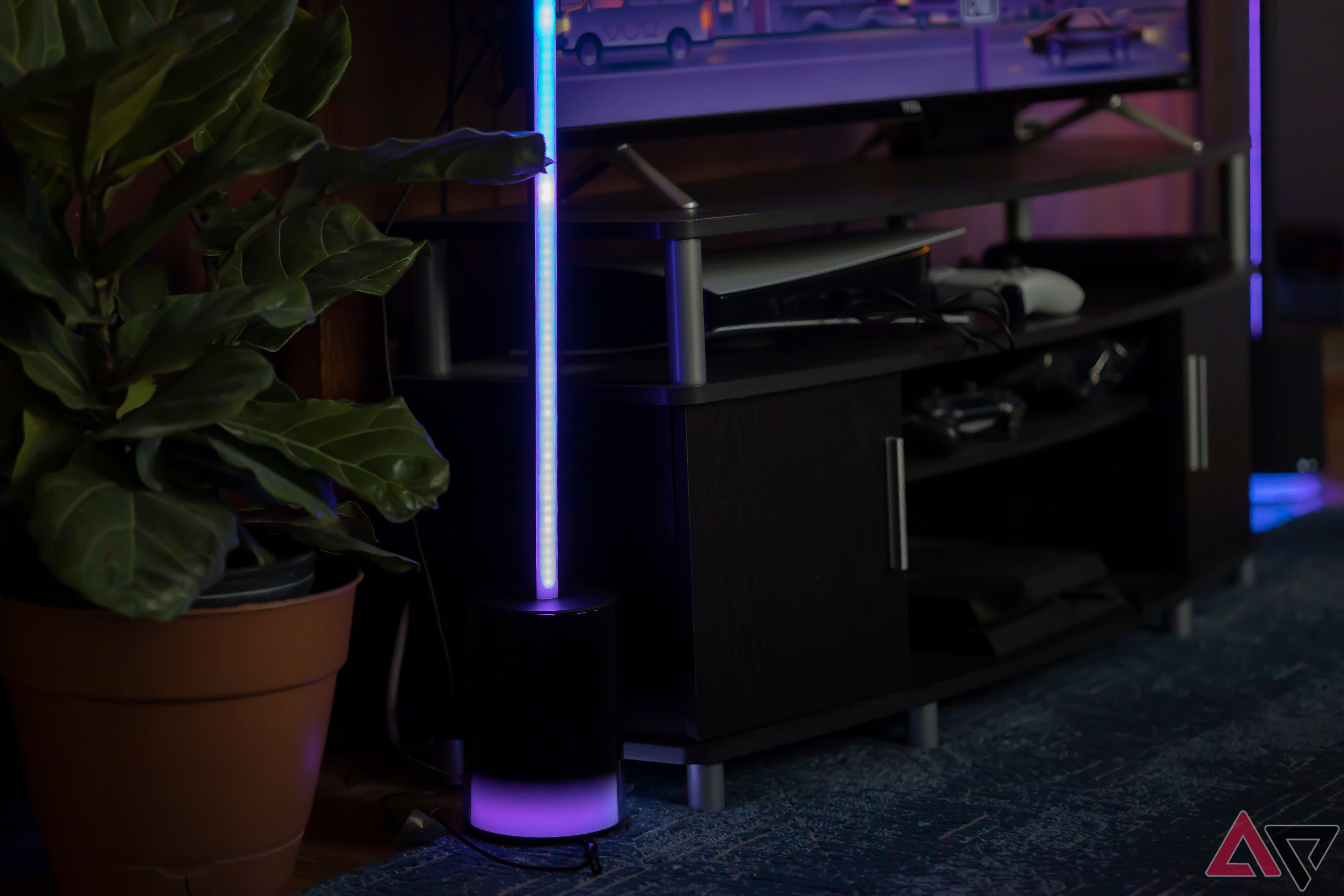 Glovee Floor Lamp 2 with purple-blue lighting