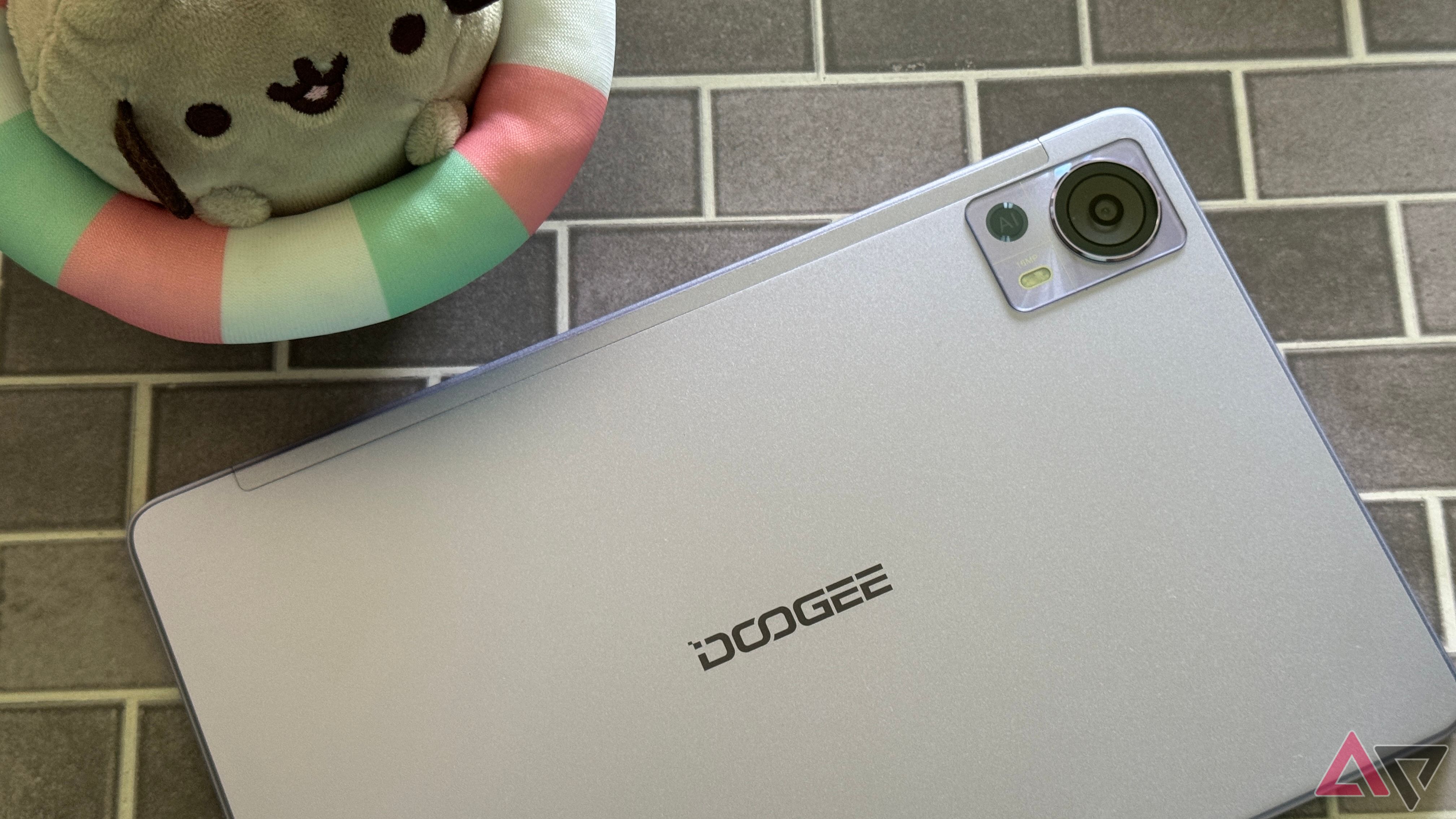 Doogee T20 in viola rivolto verso il basso su un tablet