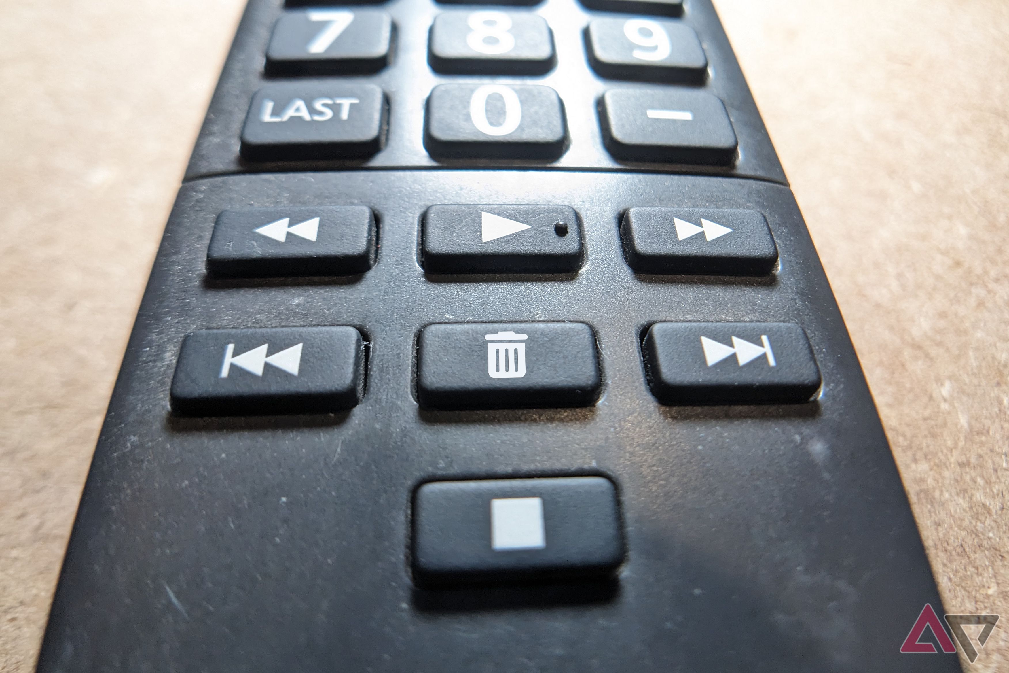 controle remoto com botão de lixo