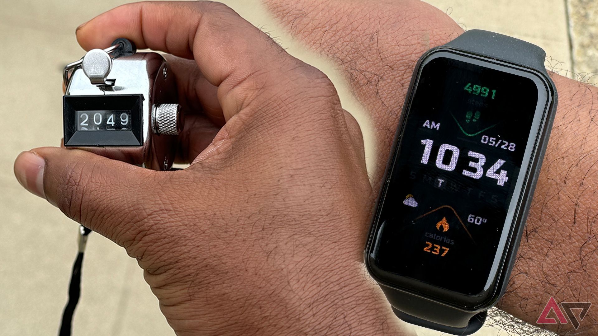 Amazfit Band 7 and click counter, showing an example of the step count accuracy