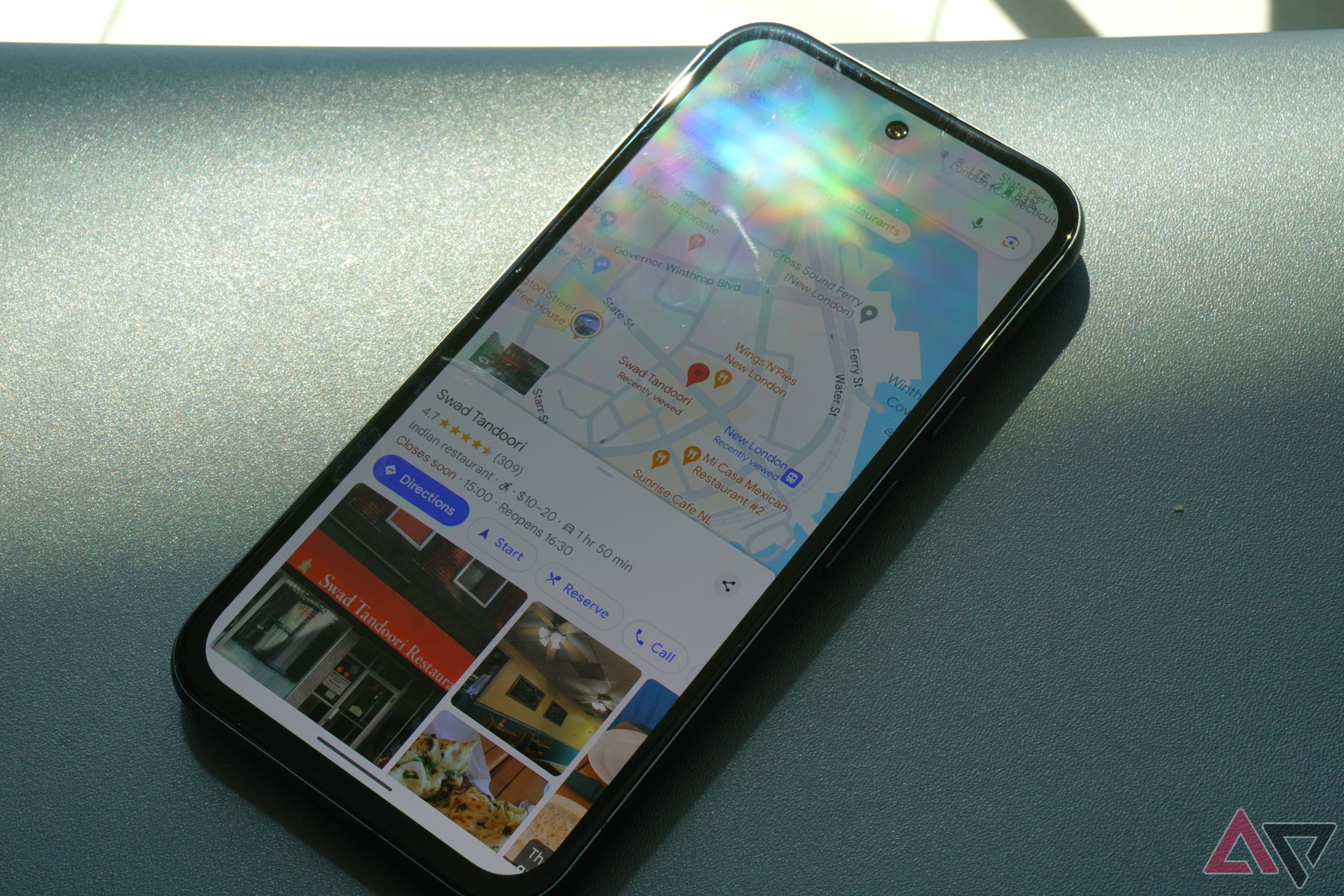 Uma lista de negócios no aplicativo Google Maps.