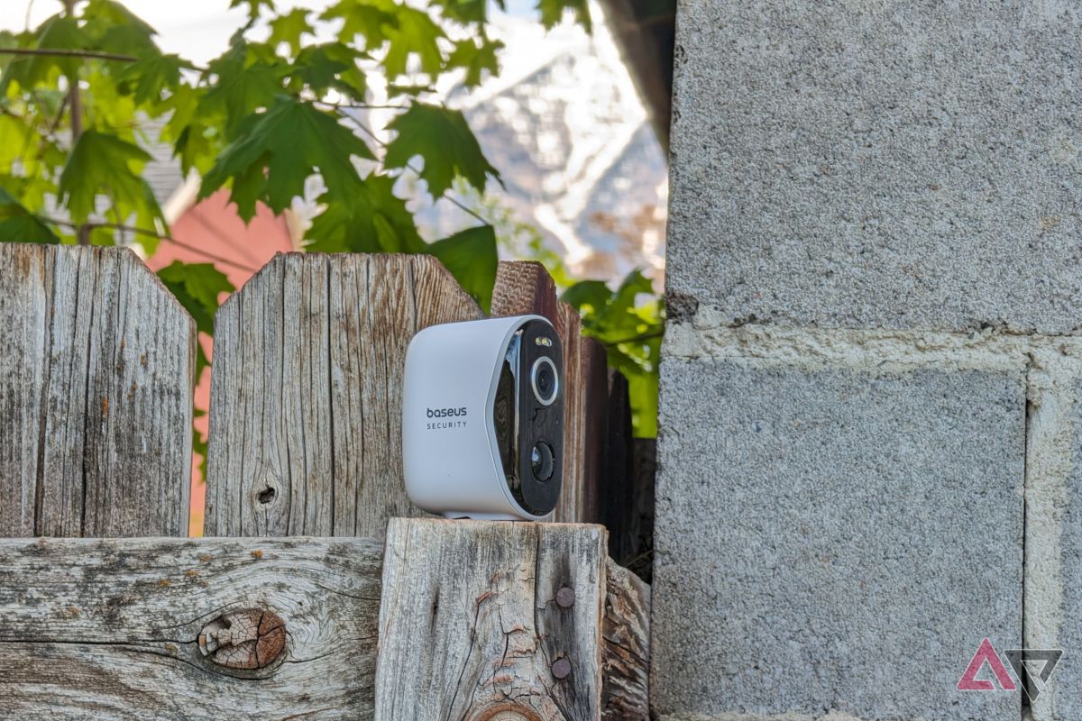 Baseus N1 on fence post near wall with leaves in background