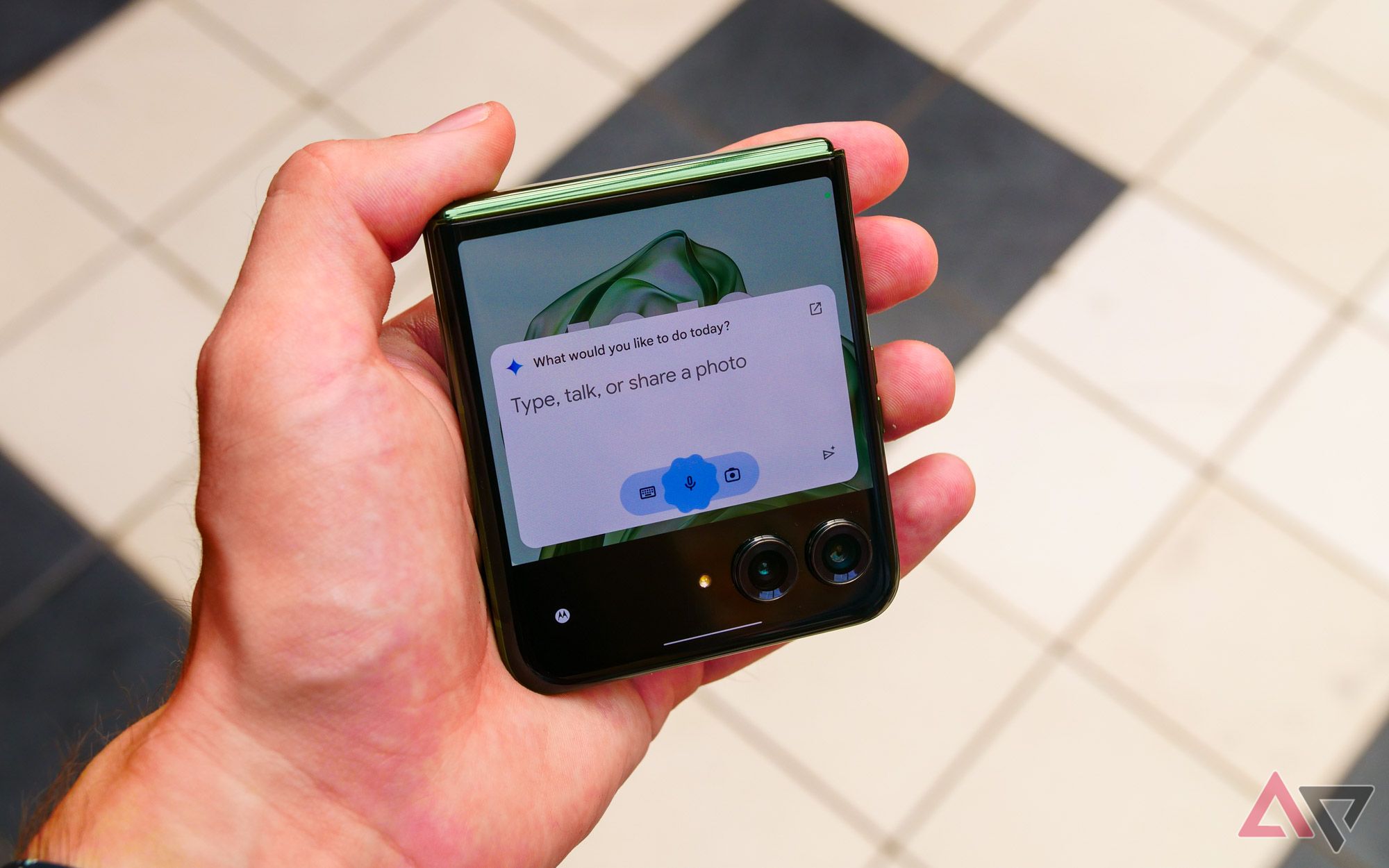 Gemini running on the Moto Razr+ 2024.