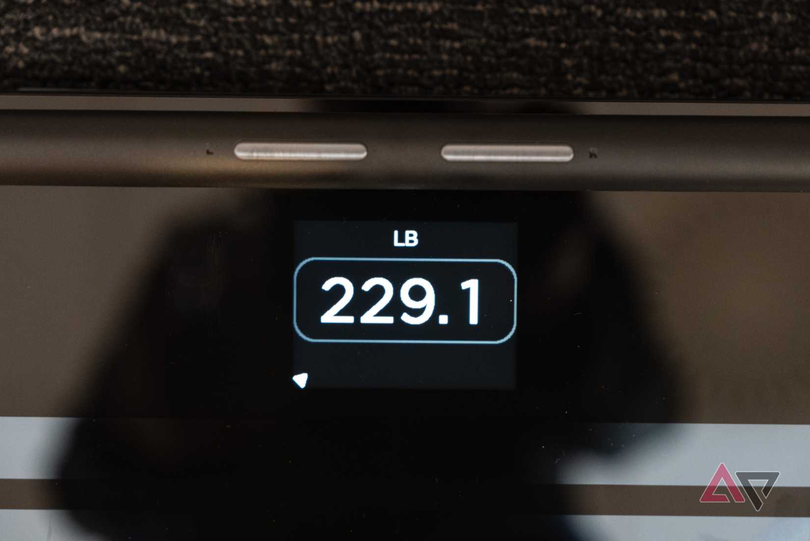 The withdrawn bath scale in the body shows weight on the screen