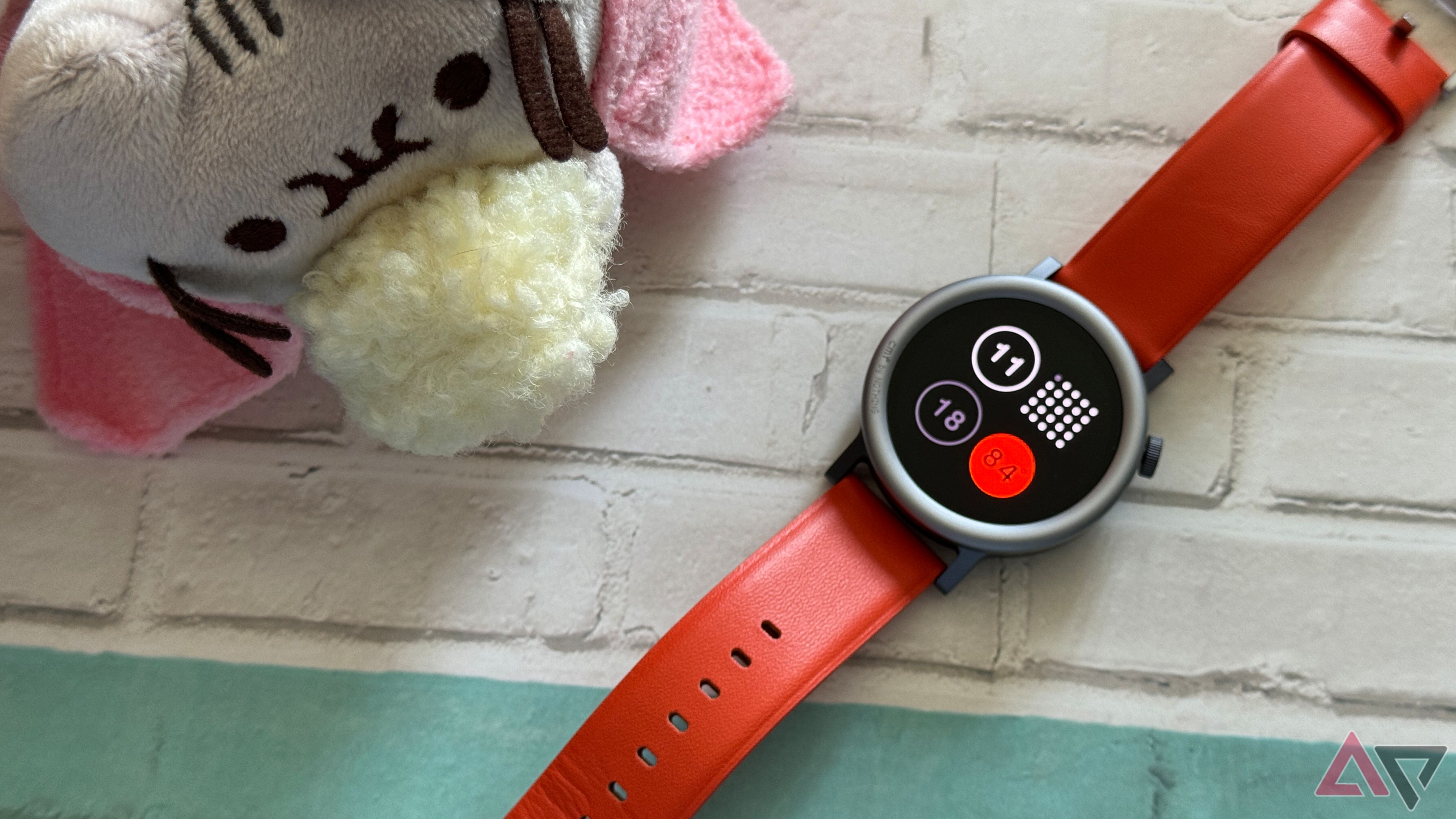 CMF Watch Pro 2 em laranja sob o olhar atento de um empurrão