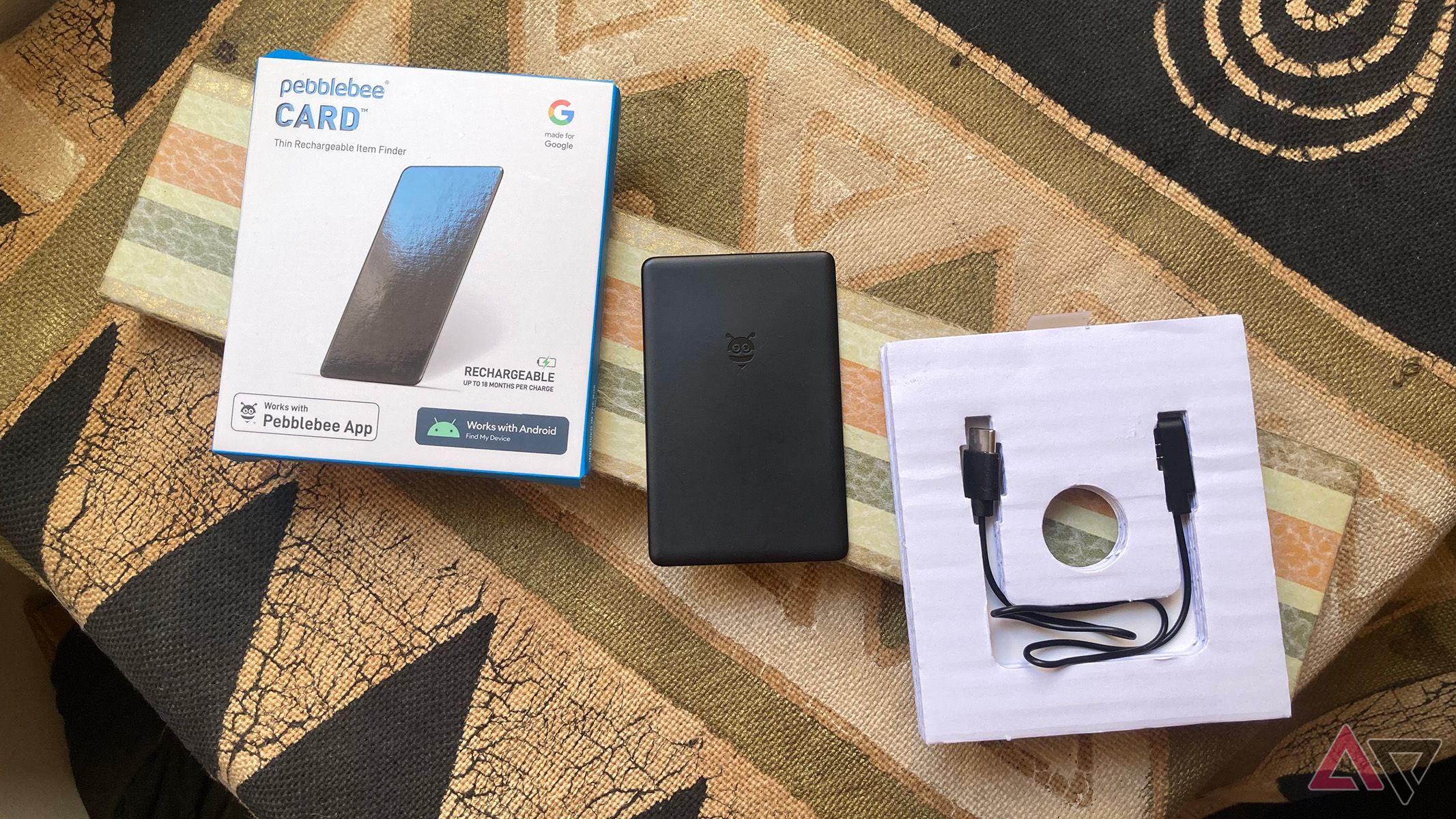 The Pebblebee Card, its box, and its charger