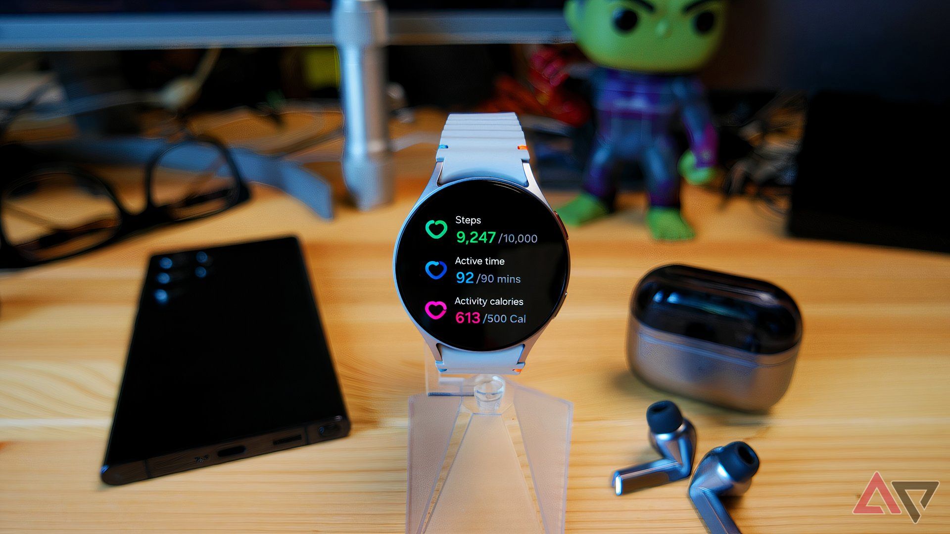 Samsung Galaxy Watch 7 trên giá đỡ đồng hồ cho thấy các số liệu thống kê ngày hiện tại của Samsung Health