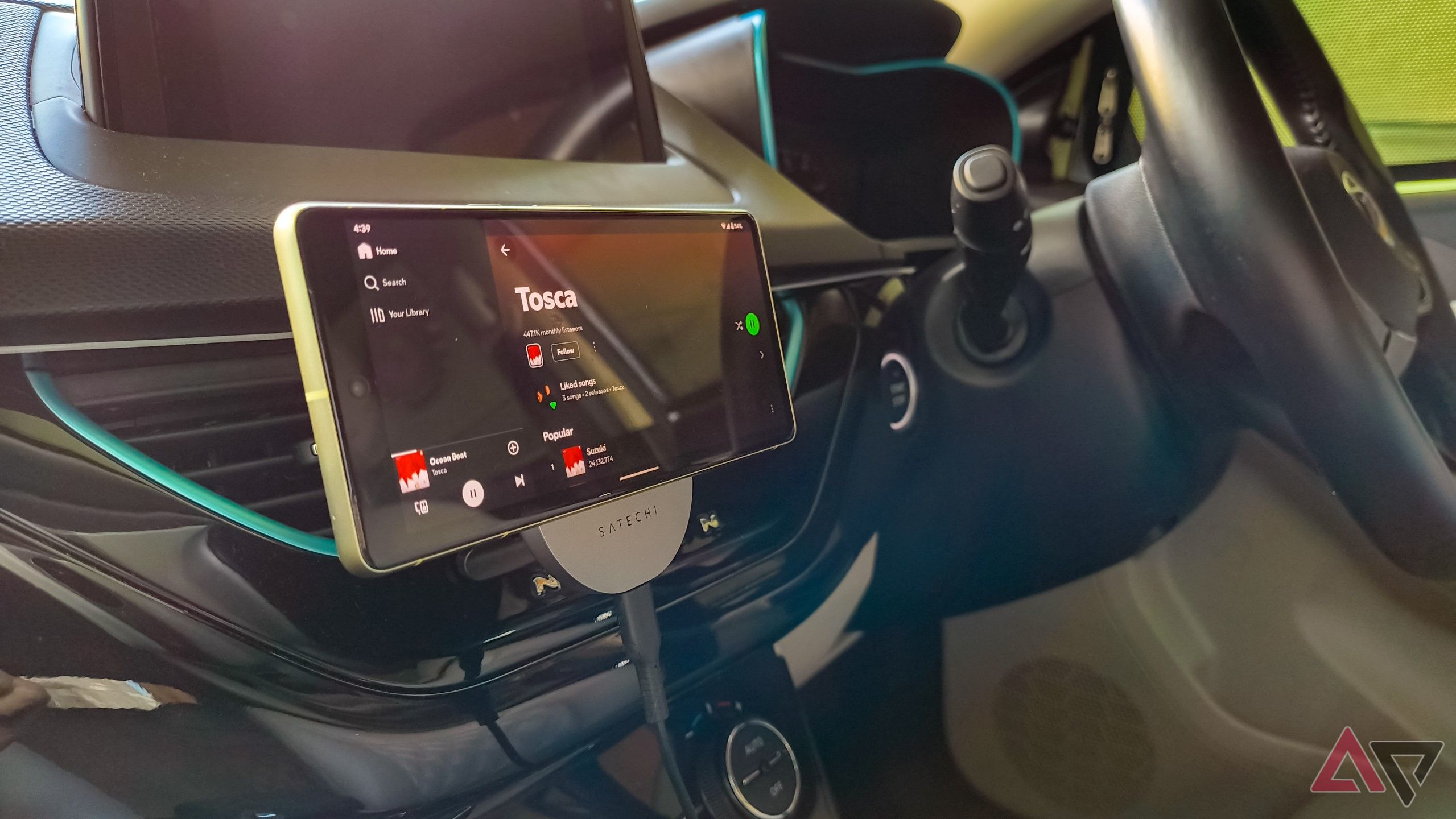 A Pixel 7 mounted on the Satechi wireless car charger in landscape orientation