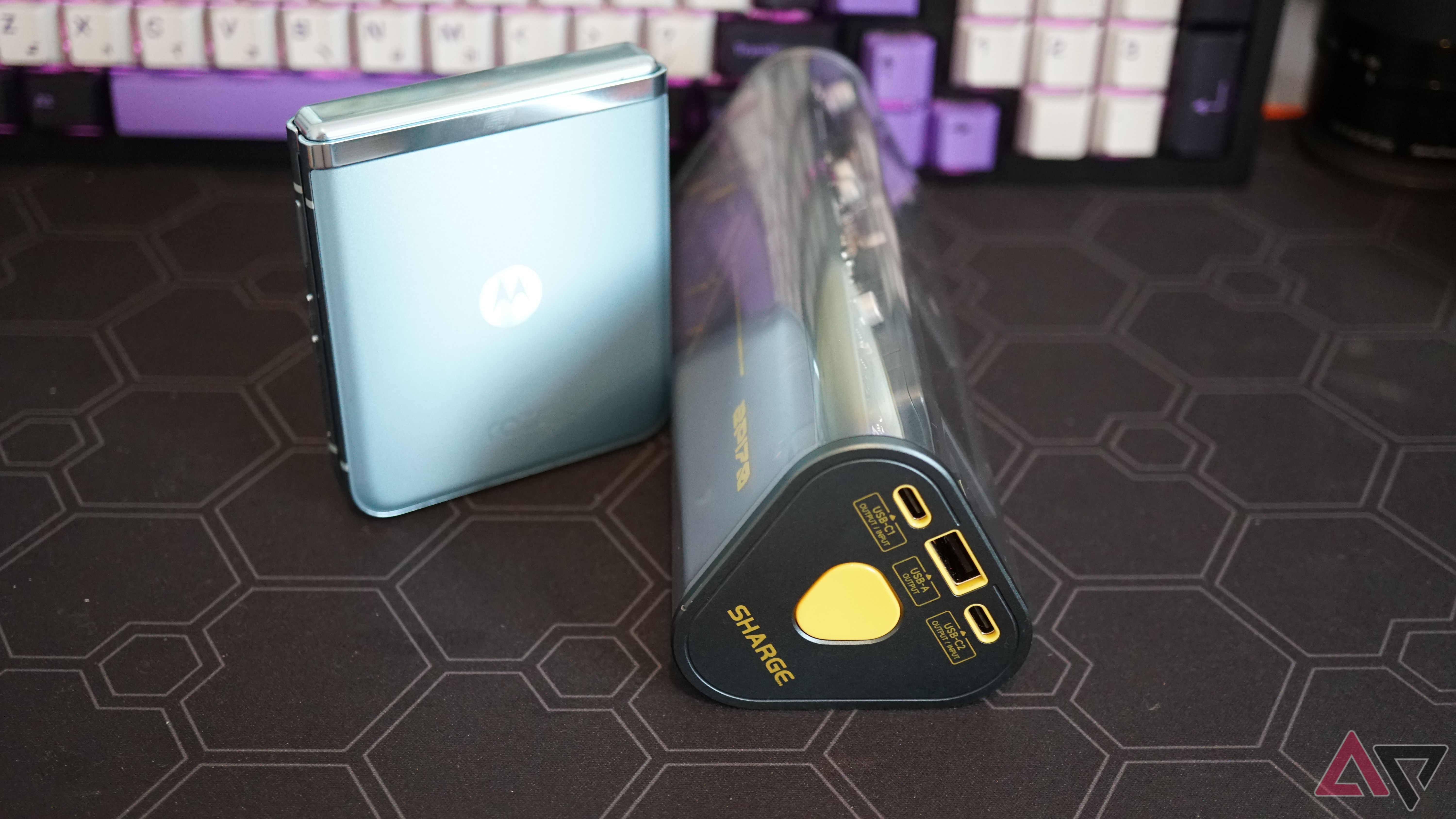 Photo of Shargeek 170 next to Moto Razr+