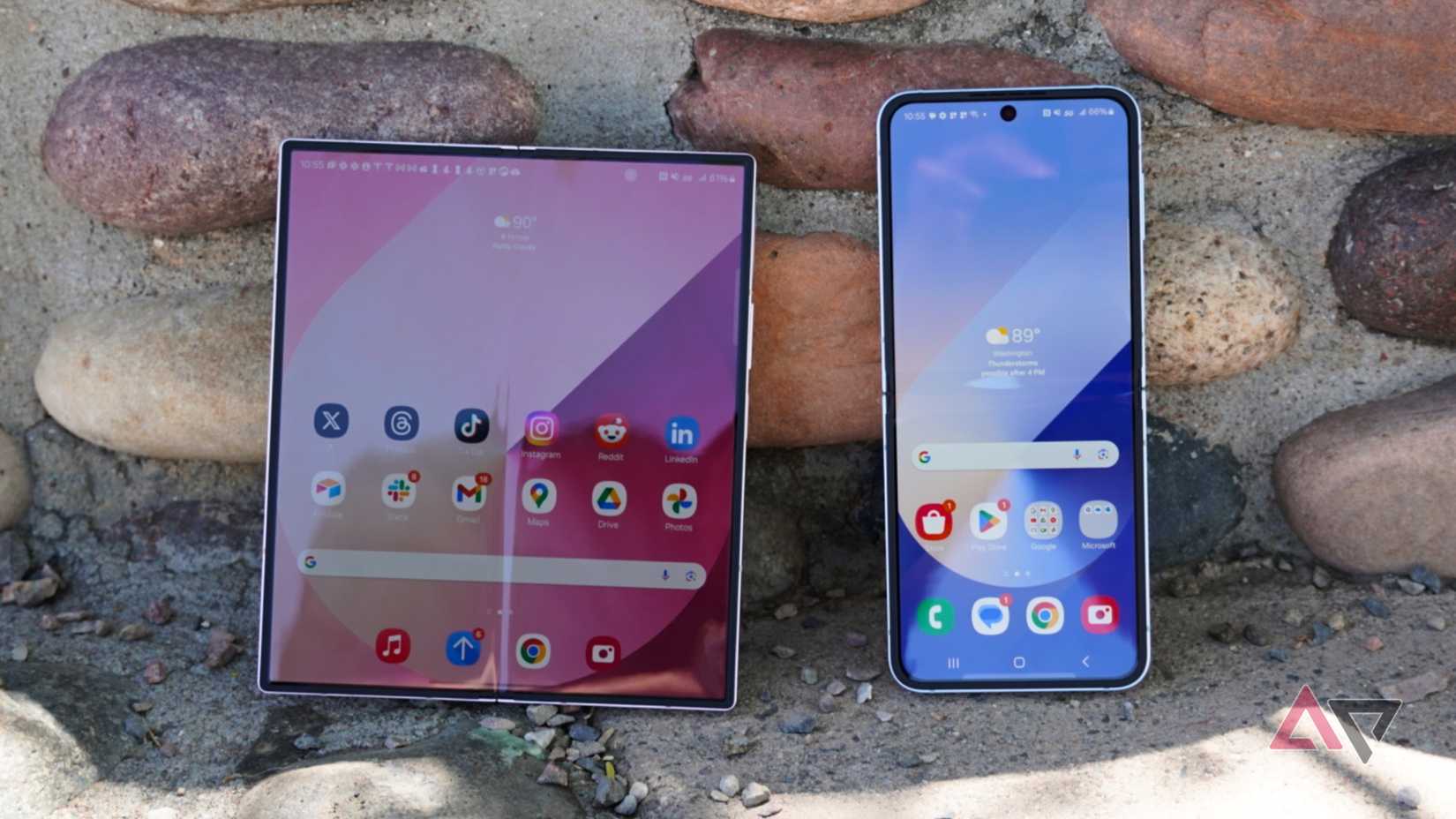 Comparaison des écrans extérieurs entre le Flip 6 et le Fold 6 Comparaison des écrans extérieurs : Galaxy Z Flip 6 vs Fold 6