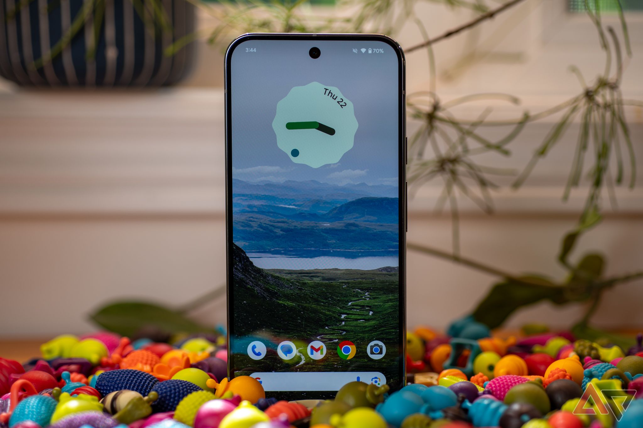 google pixel 9 pro xl berdiri di atas manik-manik