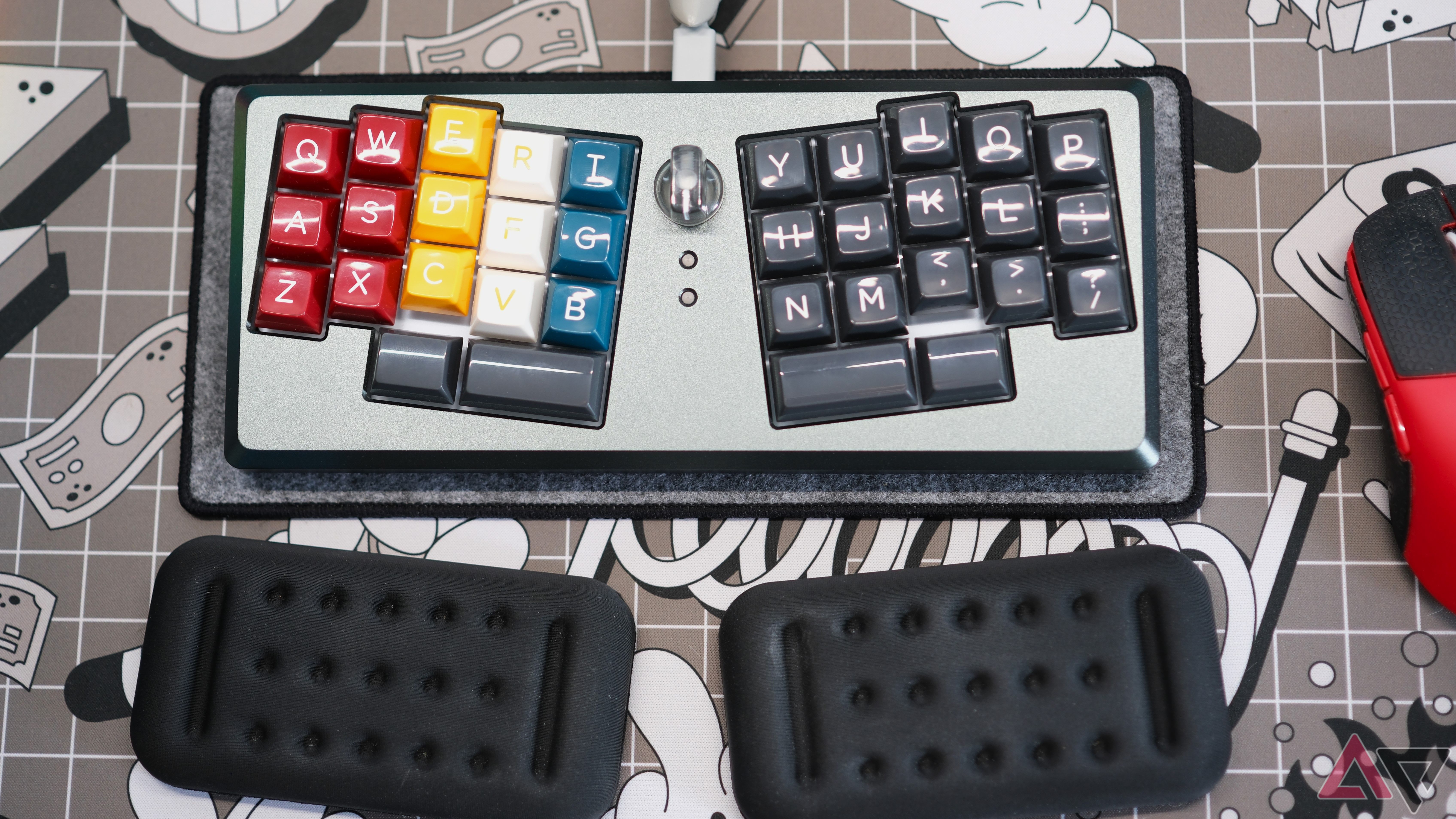 Le Chiffre+ shot straight on showing colorful keycaps and wrist rests