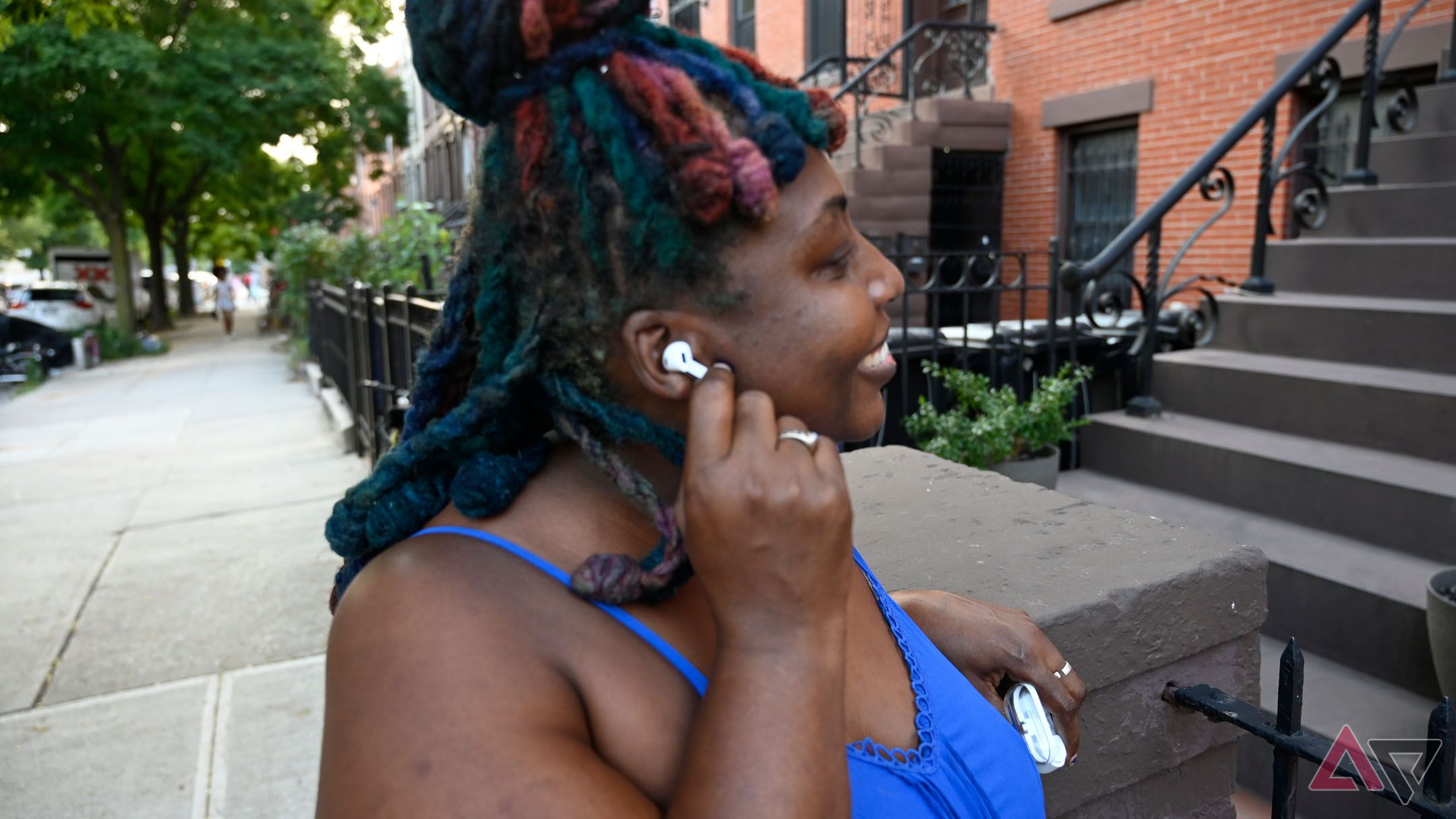 African-American woman using Samsung Galaxy Buds 3's pinch controls