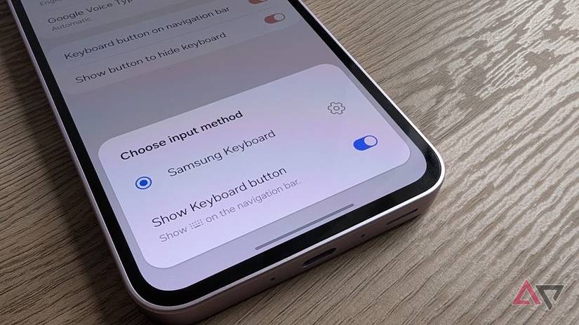Abaixo da metade do telefone Android com a janela com botões e interruptores