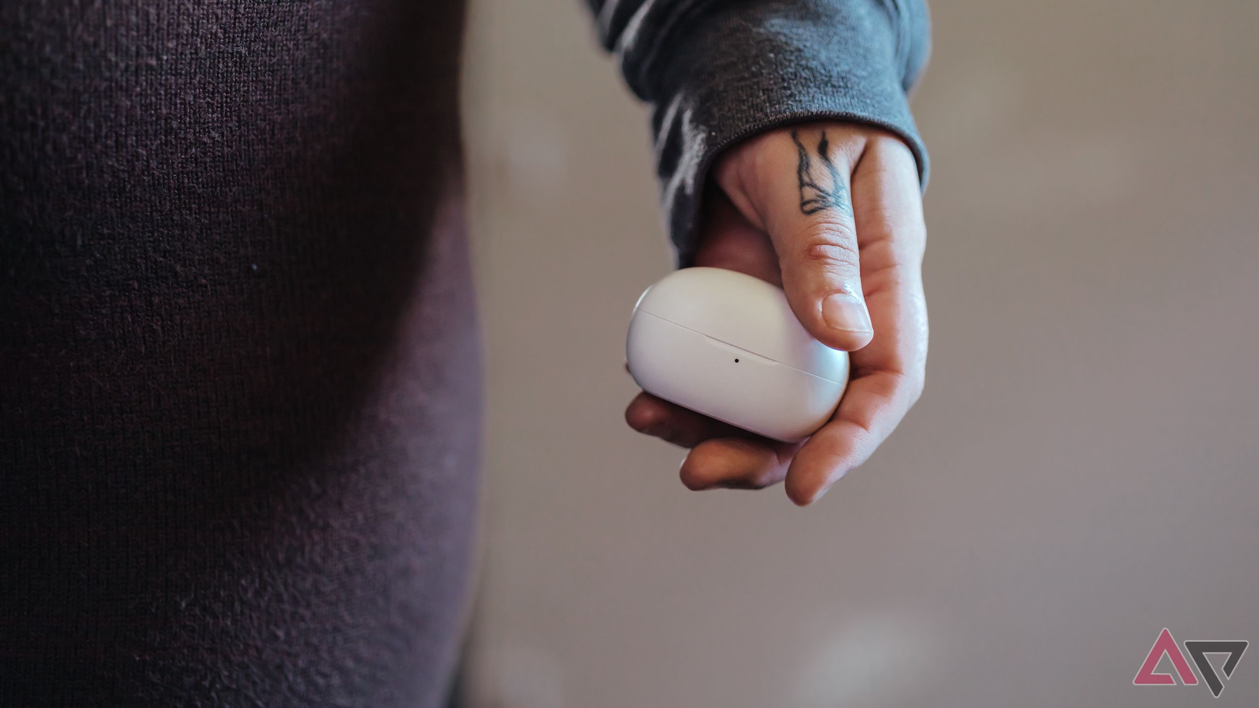 About a hand that holds 1 Min Z30 Sleep Ear box 