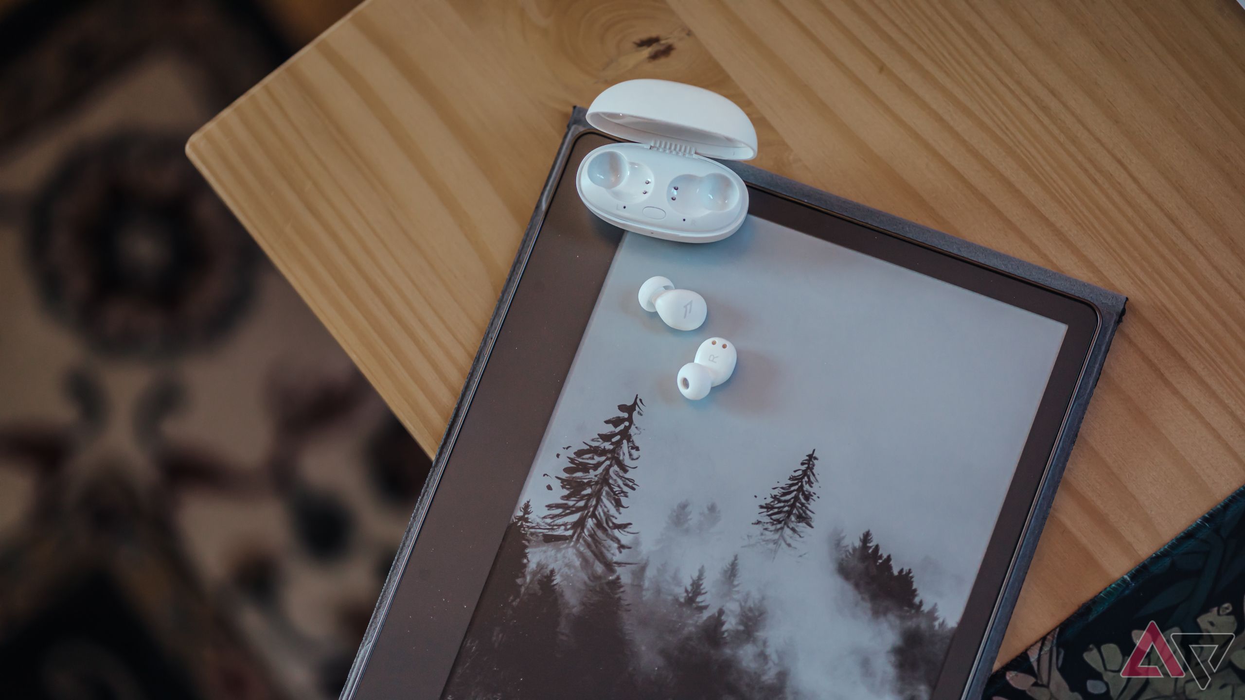 1 Lebih banyak earphone tidur Z30 ditempatkan di Kindle Scribe dengan screensaver hutan