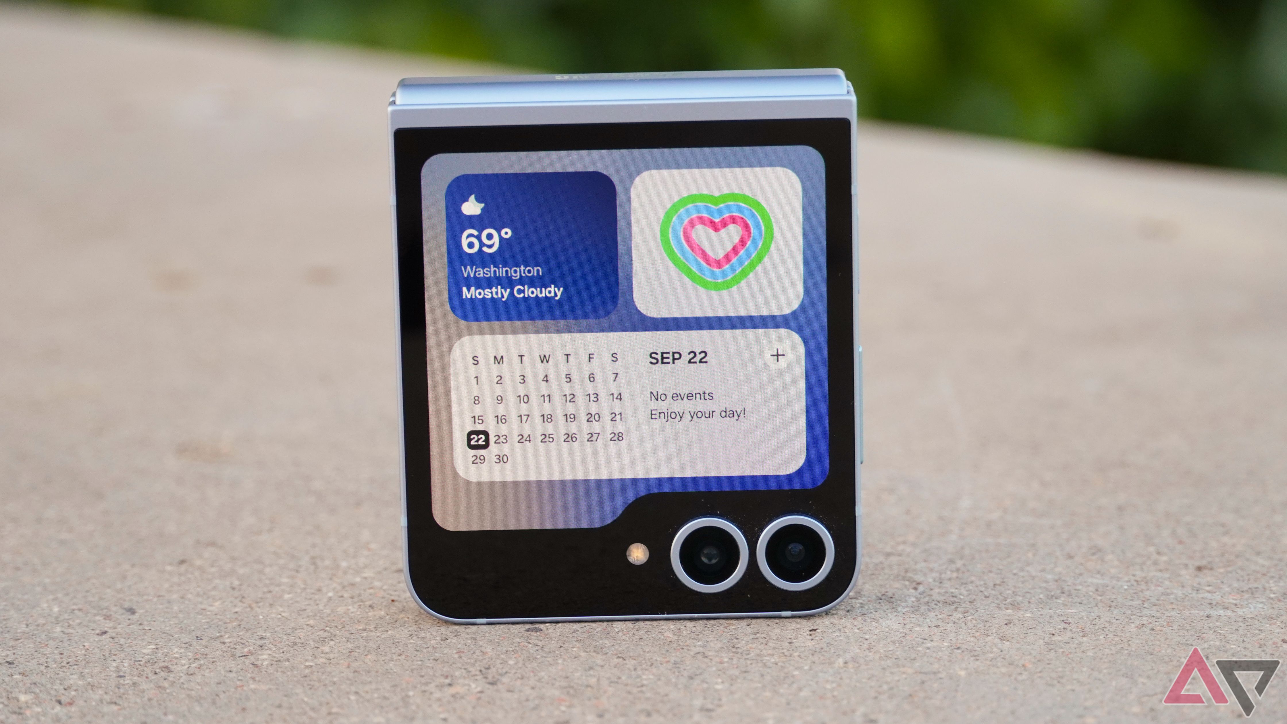 Multiple widgets on the cover screen of a Galaxy Z Flip 6.