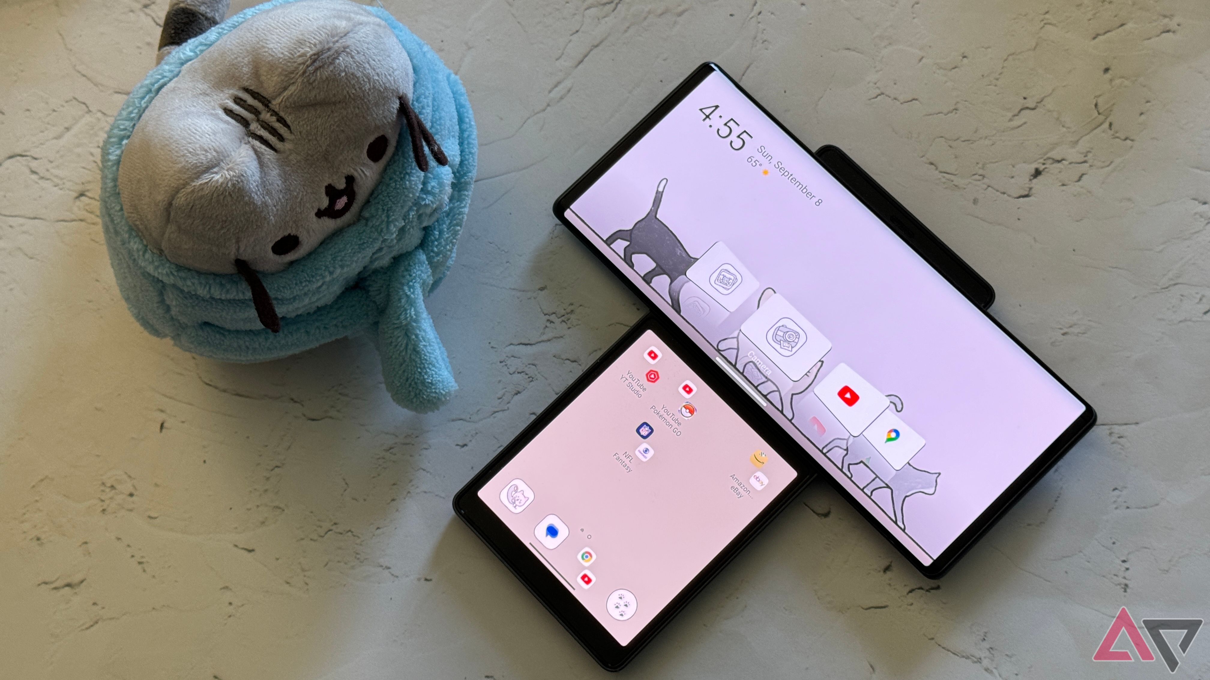 App pairs on the LG Wing and Pusheen