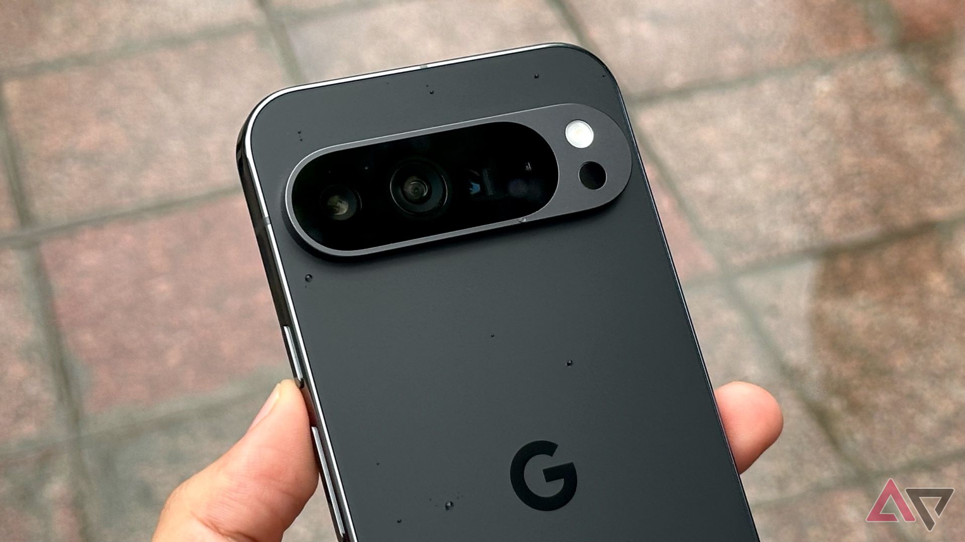 Google Pixel 9 Pro XL dengan tetesan air di atasnya