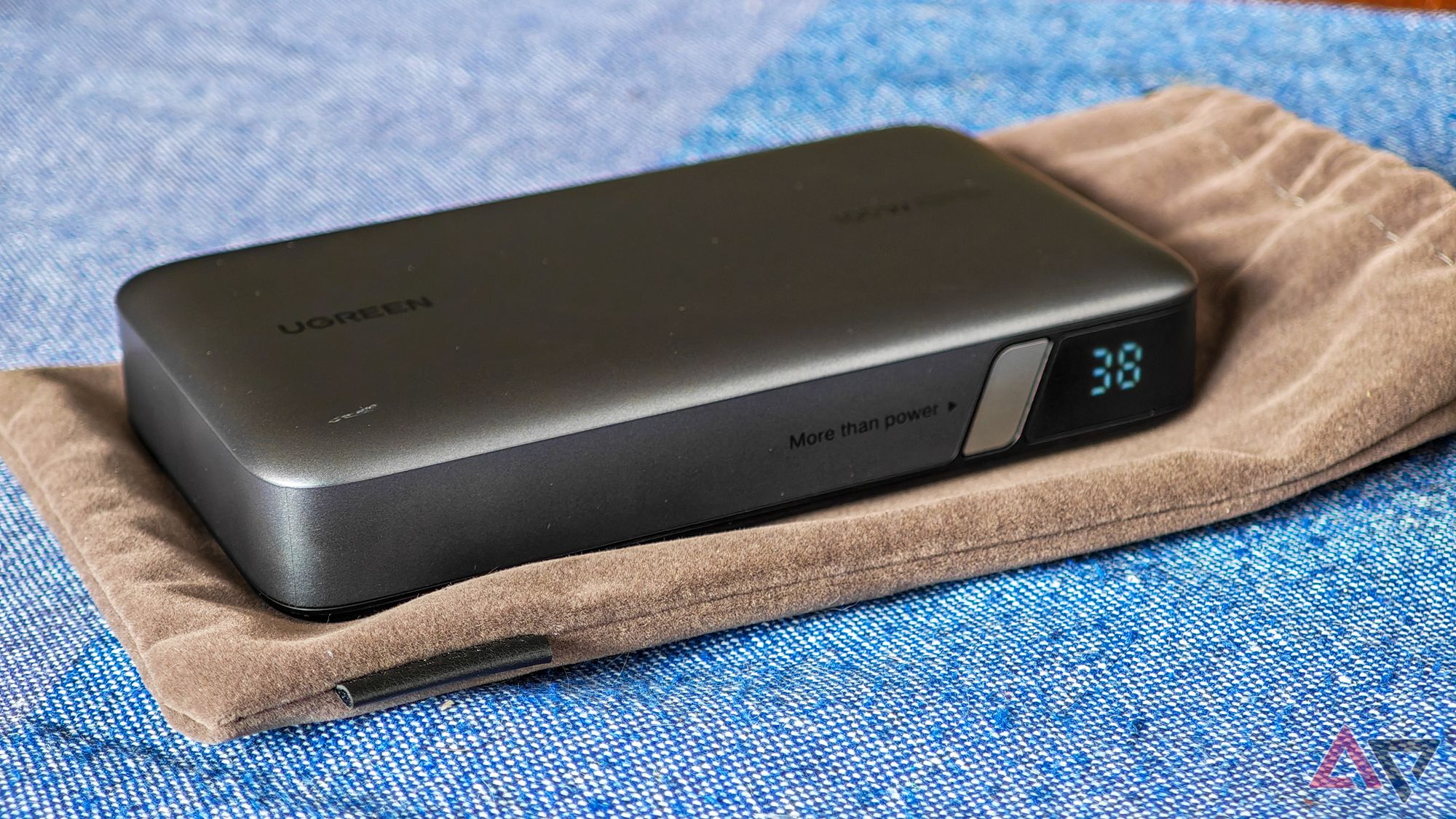 Ugreen Nexode 100W 20,000mah Bank Power rest on the issue of carrying it on the blue table mattress