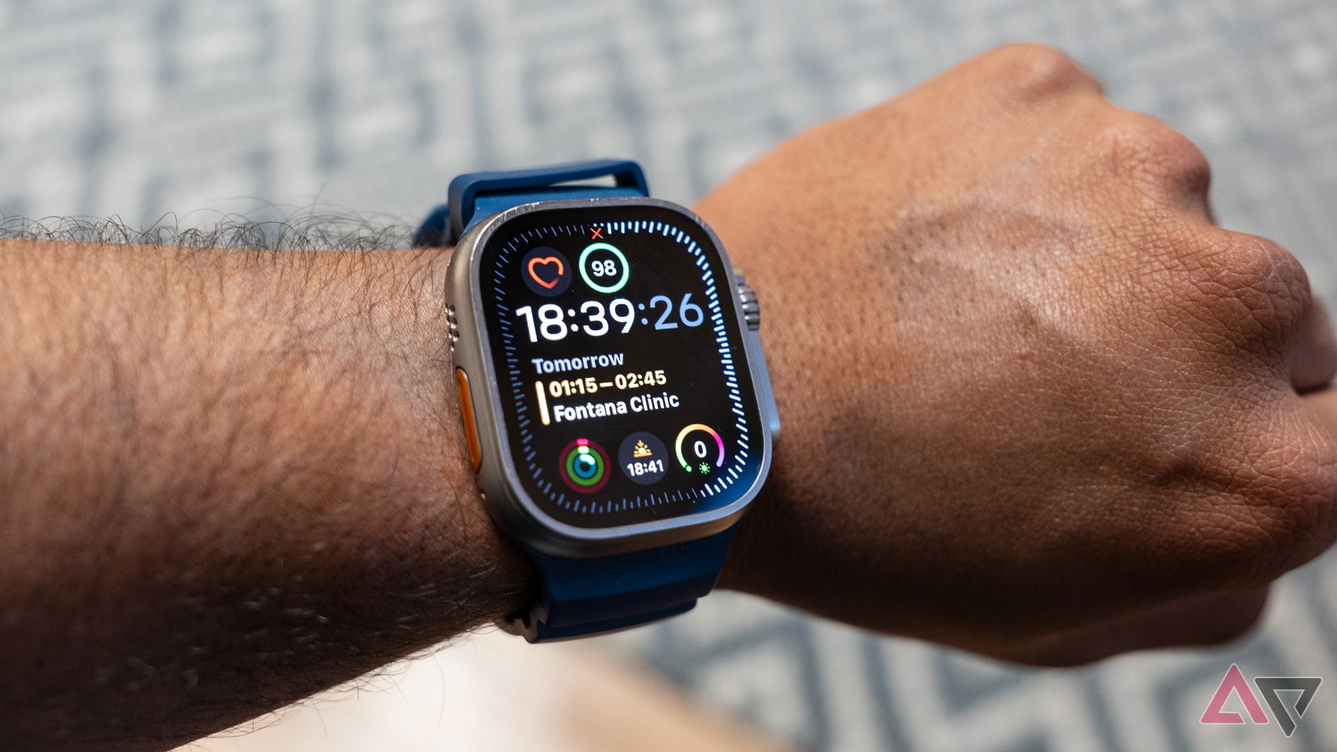 Écran Apple Watch Ultra 2 sur un poignet