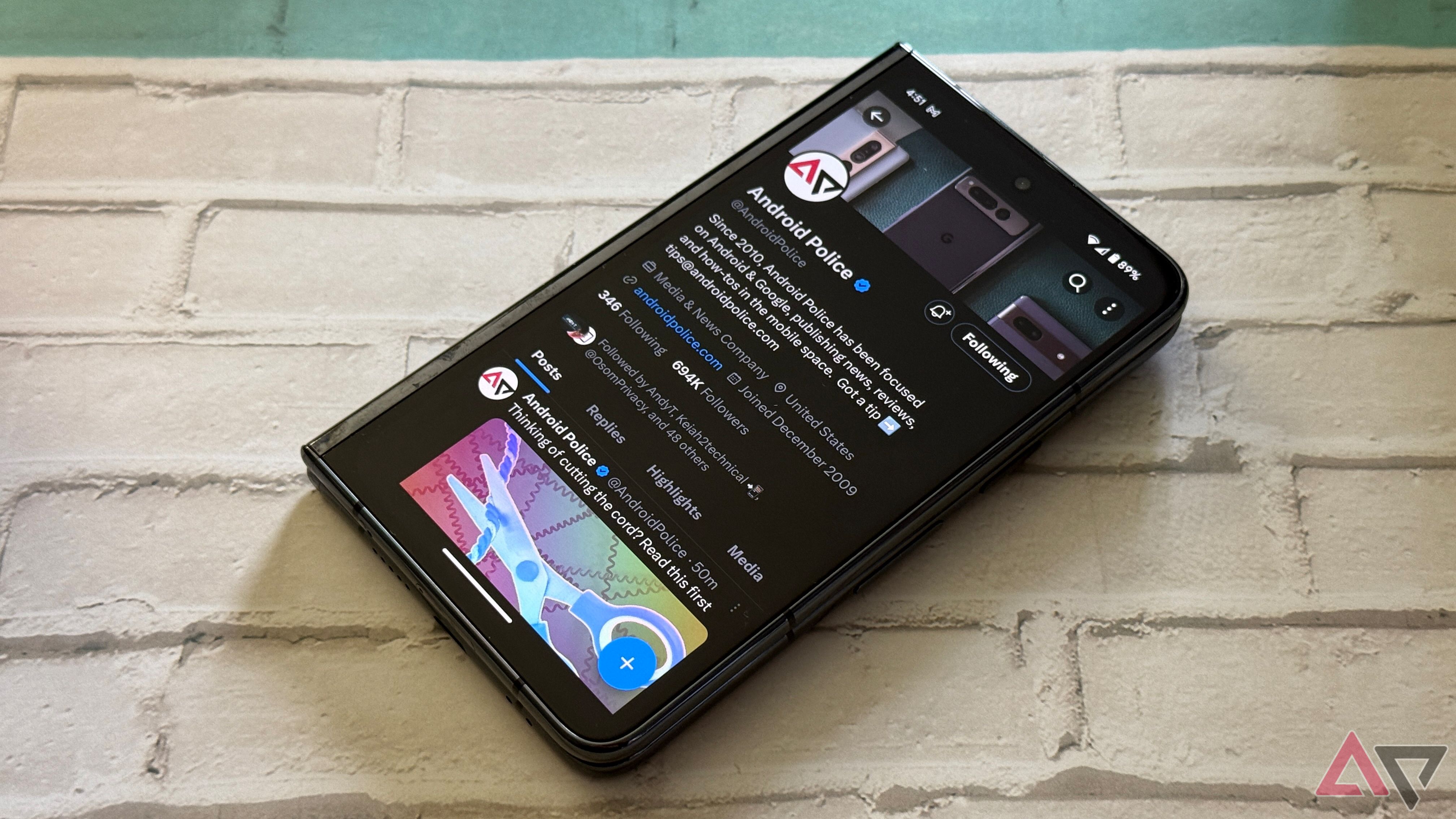 Google Pixel Fold outer display with X