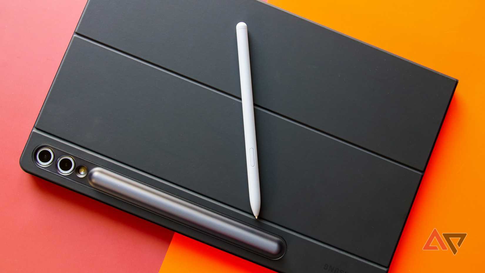 Tab Galaxy S10+ En su estuche de teclado, coloque el bolígrafo S en la parte superior