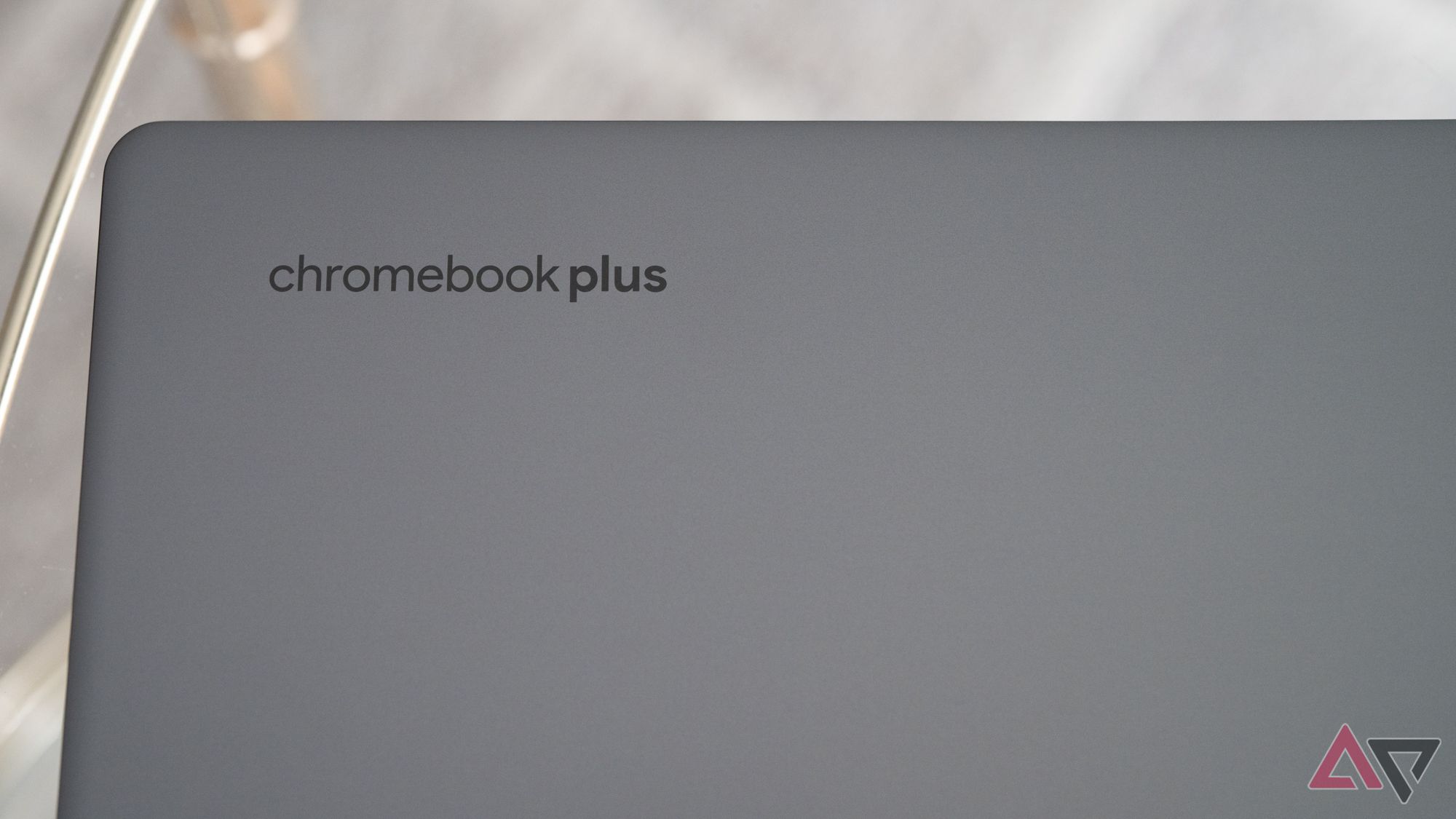 O logotipo Chromebook Plus na parte de trás de um Acer Chromebook Plus Spin 514